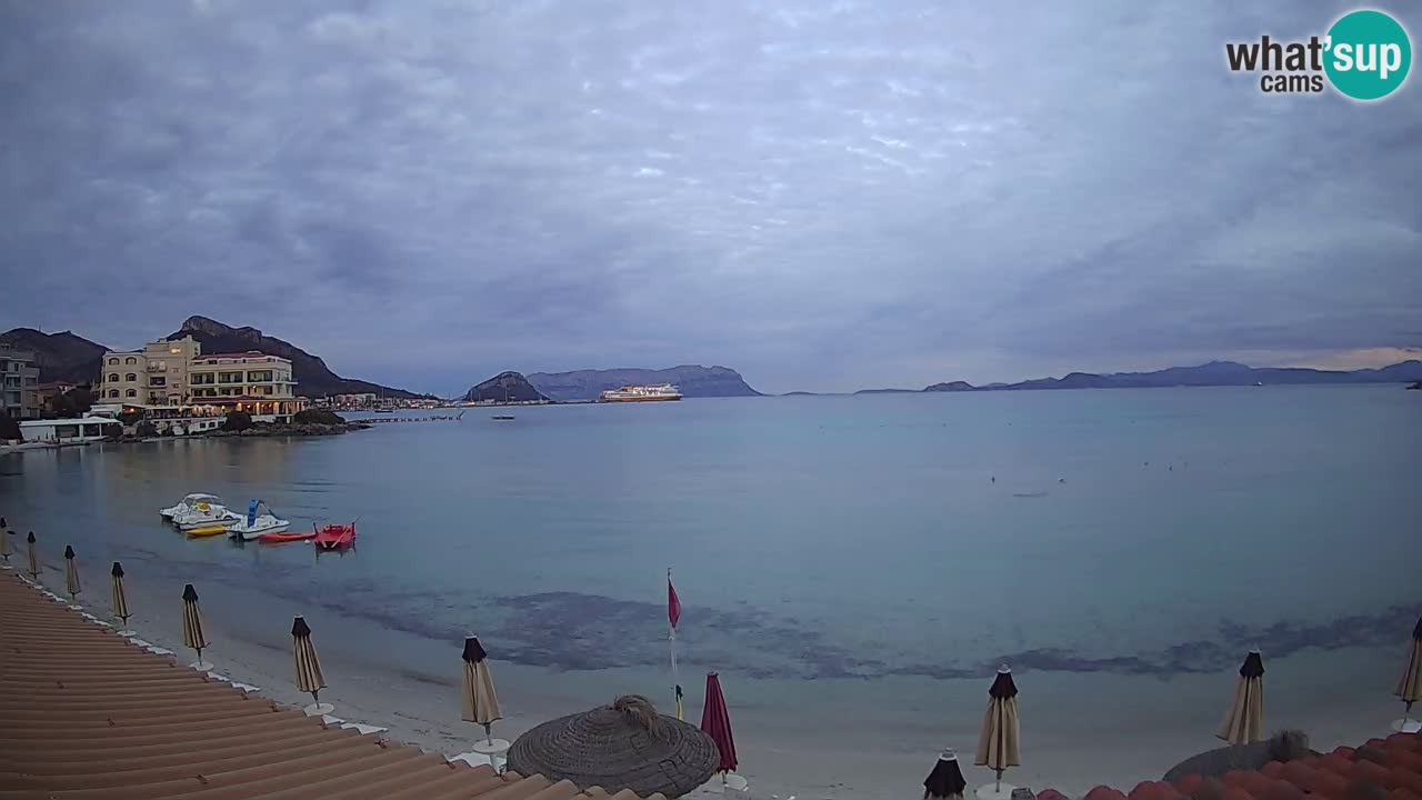 Spletna kamera Terza Spiaggia Golfo Aranci – Pogled na plažo v živo