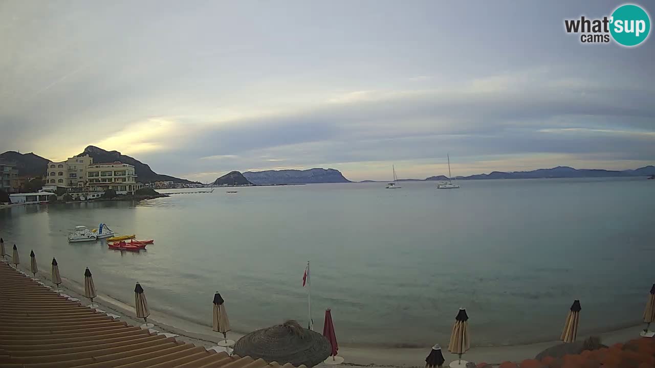 Spletna kamera Terza Spiaggia Golfo Aranci – Pogled na plažo v živo