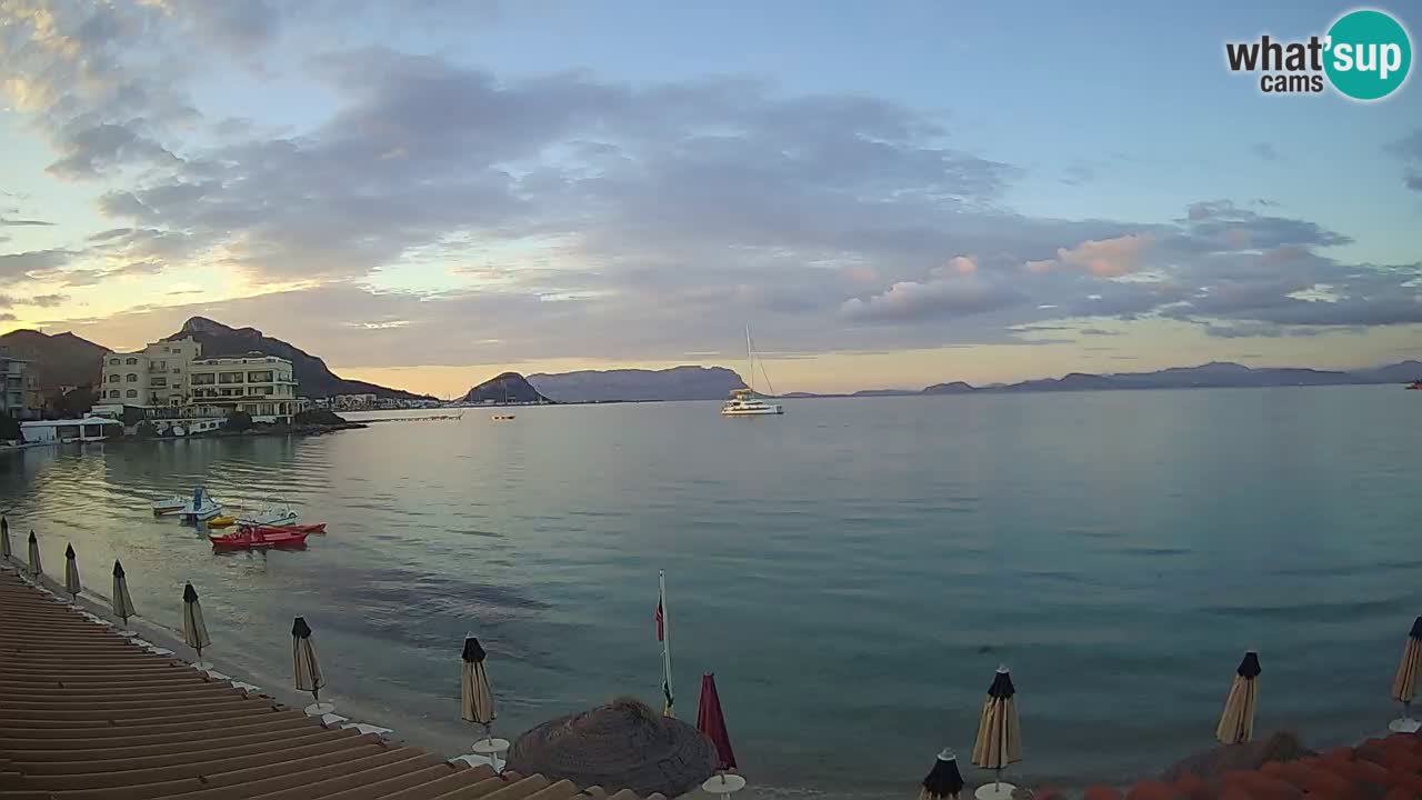 Spletna kamera Terza Spiaggia Golfo Aranci – Pogled na plažo v živo
