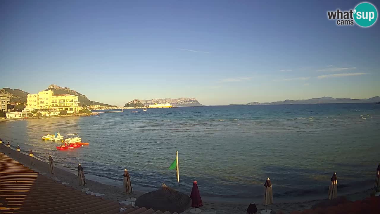 Spletna kamera Terza Spiaggia Golfo Aranci – Pogled na plažo v živo