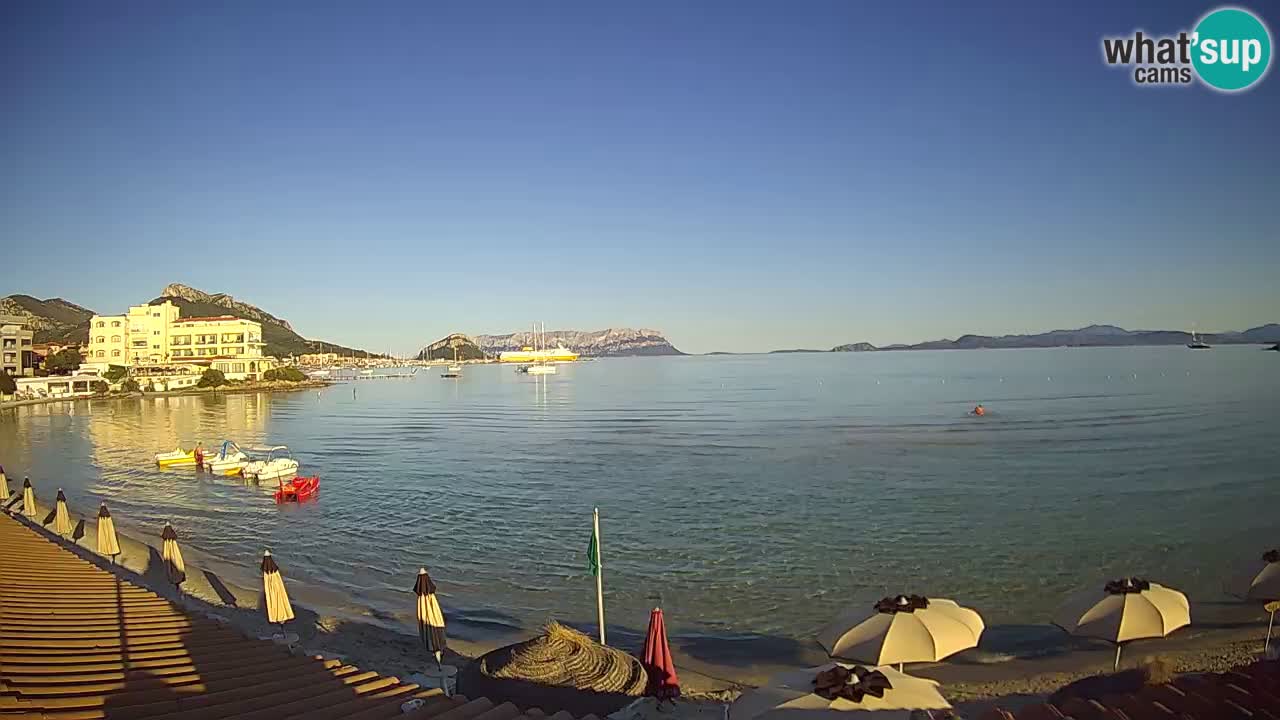 Spletna kamera Terza Spiaggia Golfo Aranci – Pogled na plažo v živo