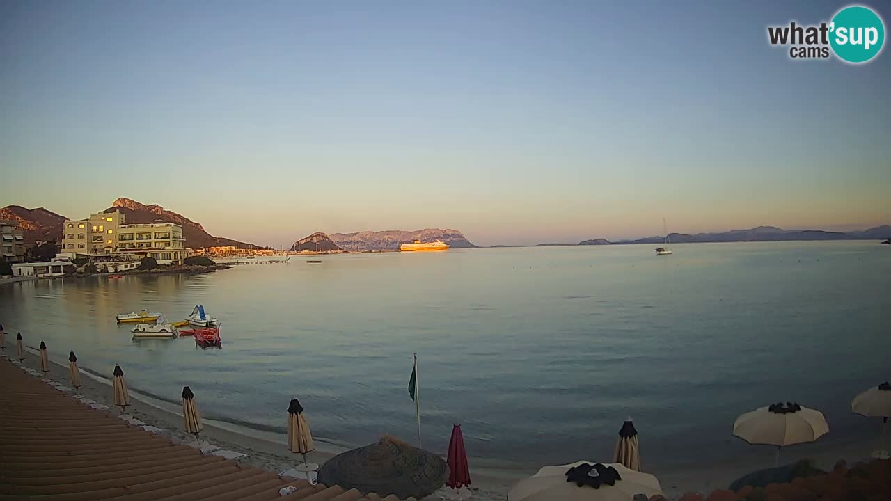 Spletna kamera Terza Spiaggia Golfo Aranci – Pogled na plažo v živo