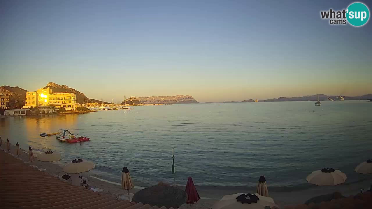 Spletna kamera Terza Spiaggia Golfo Aranci – Pogled na plažo v živo