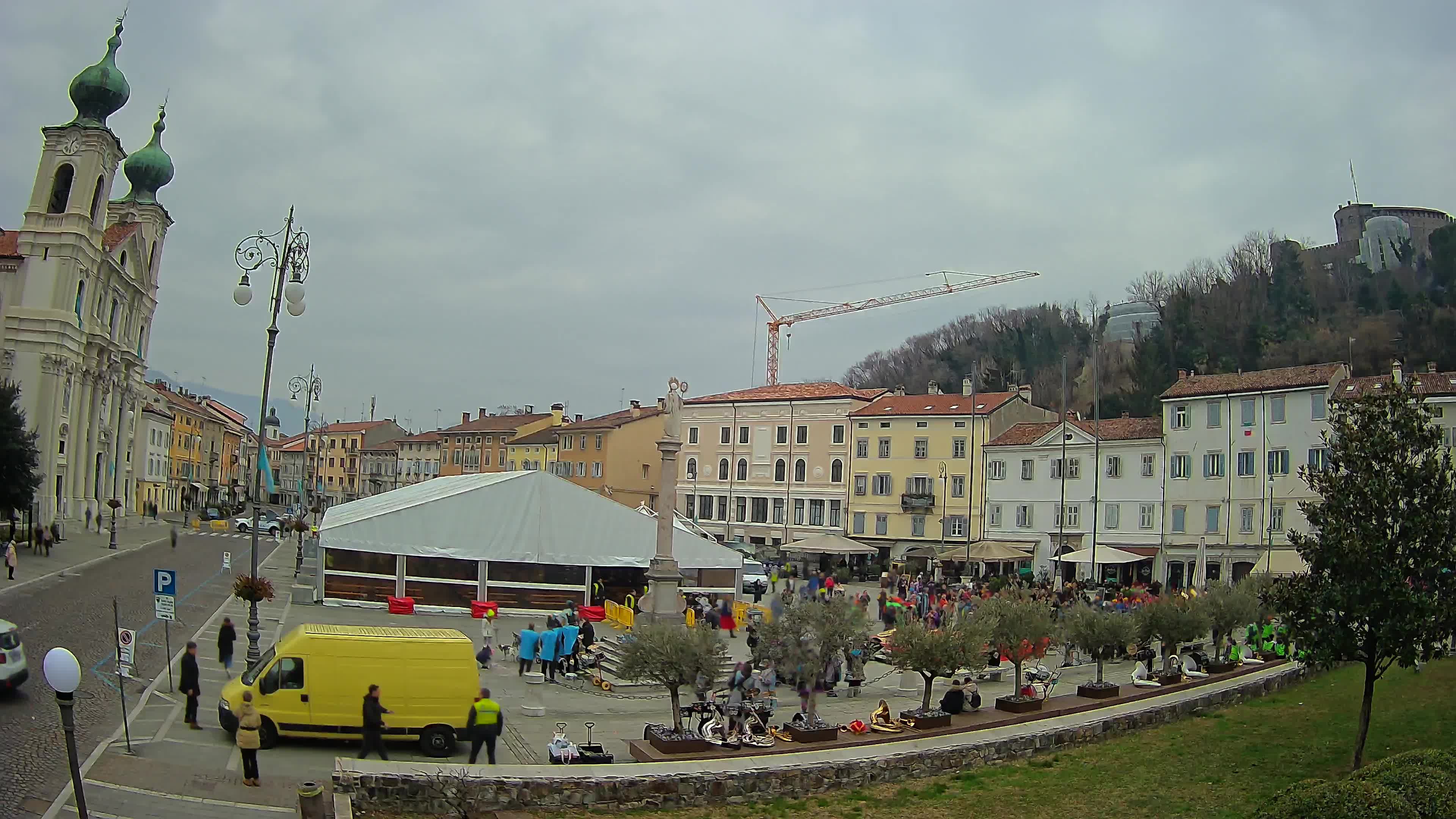 Kamera Gorica Travnik in cerkev sv. Ignacija