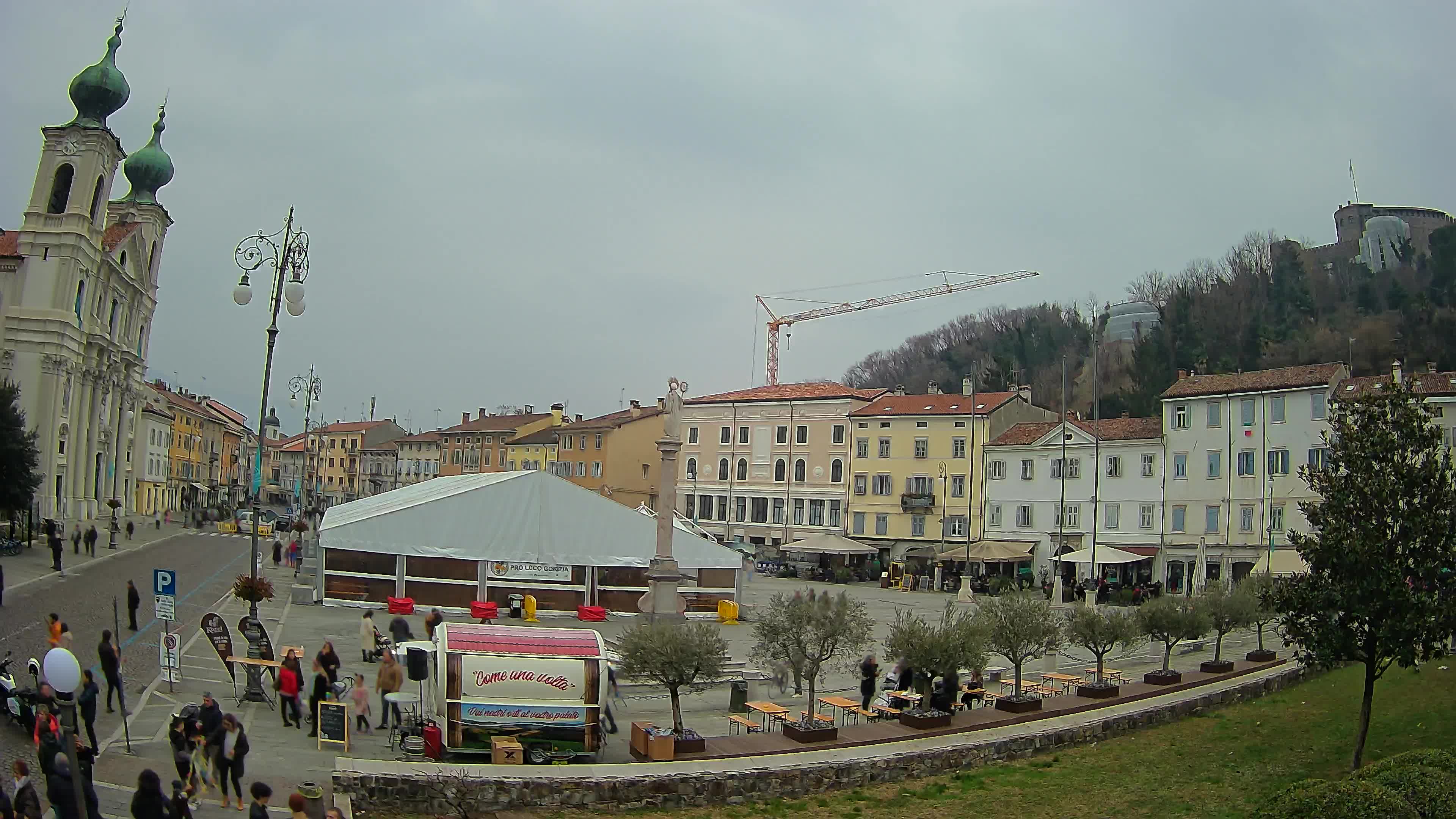 Kamera Gorica Travnik in cerkev sv. Ignacija