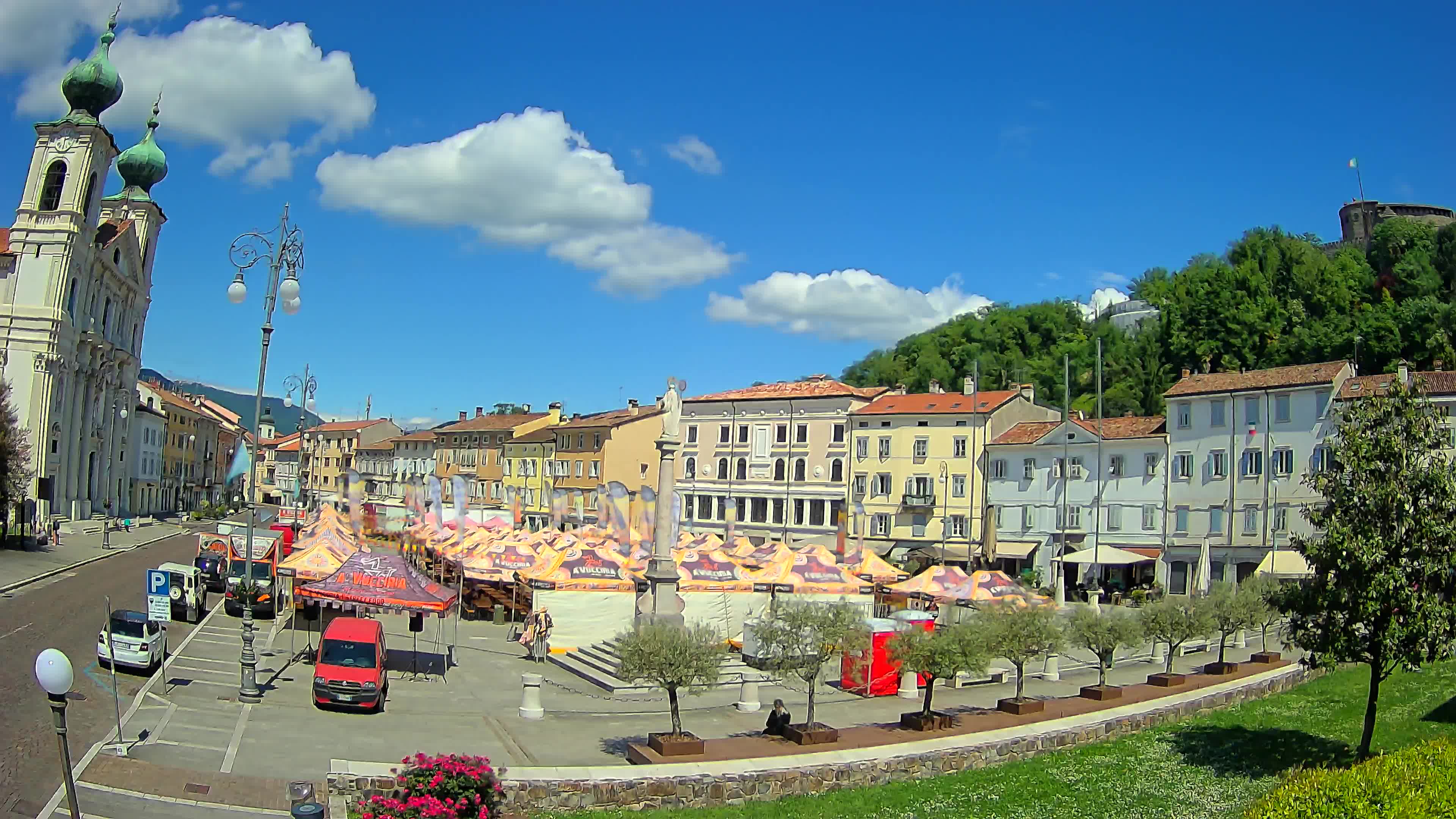 Kamera Gorica Travnik in cerkev sv. Ignacija