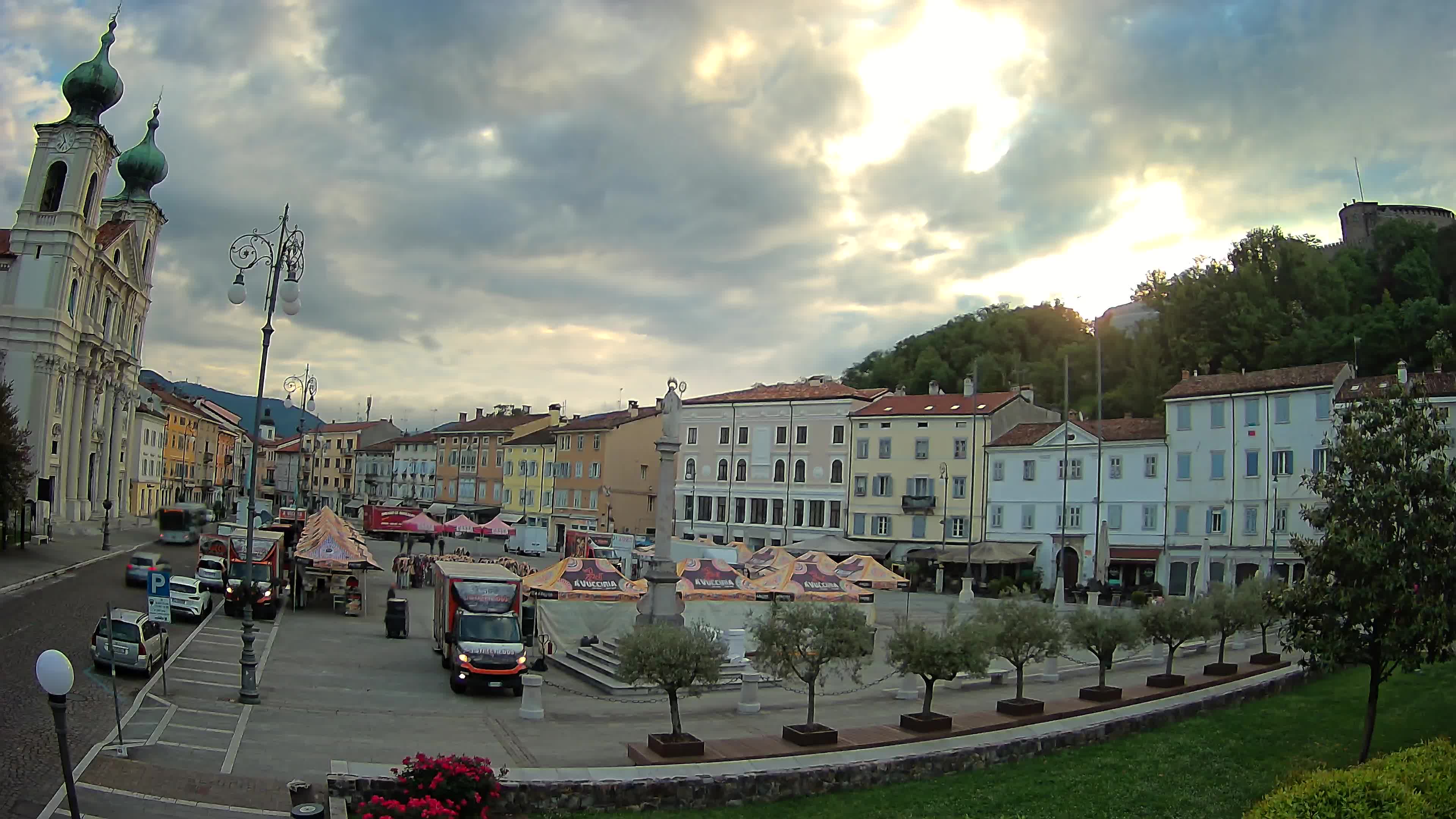 Kamera Gorica Travnik in cerkev sv. Ignacija