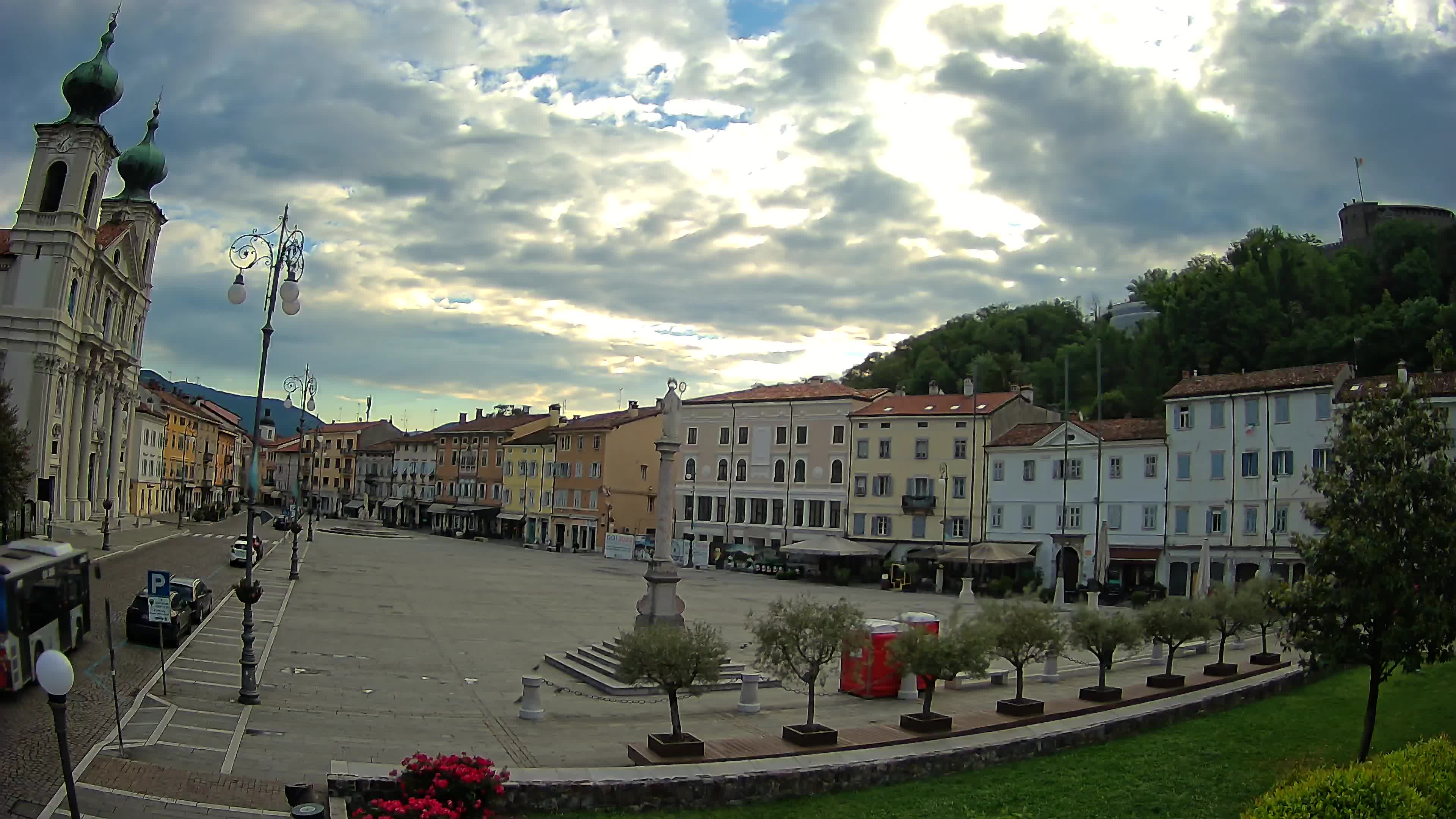 Kamera Gorica Travnik in cerkev sv. Ignacija