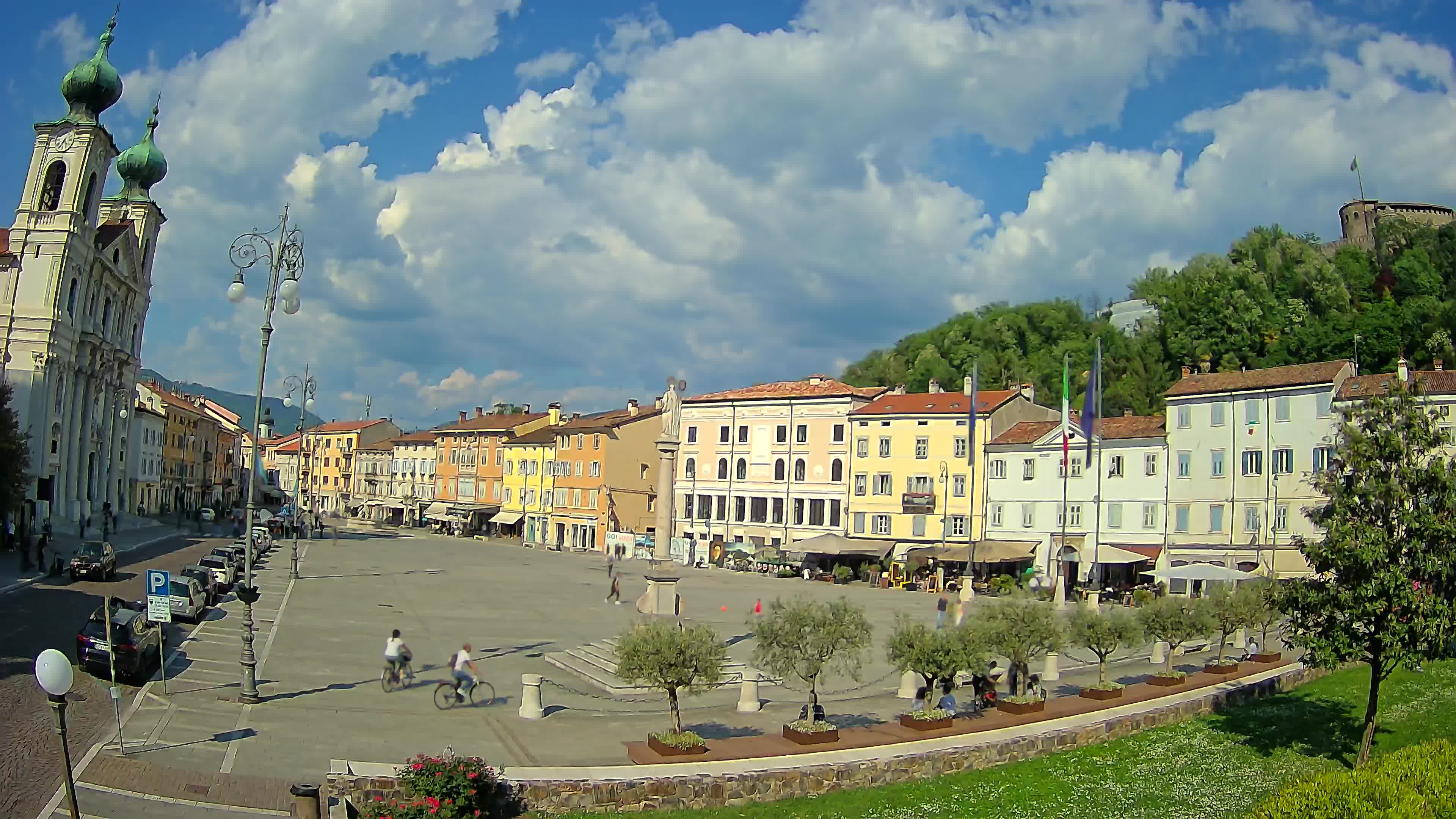 Kamera Gorica Travnik in cerkev sv. Ignacija