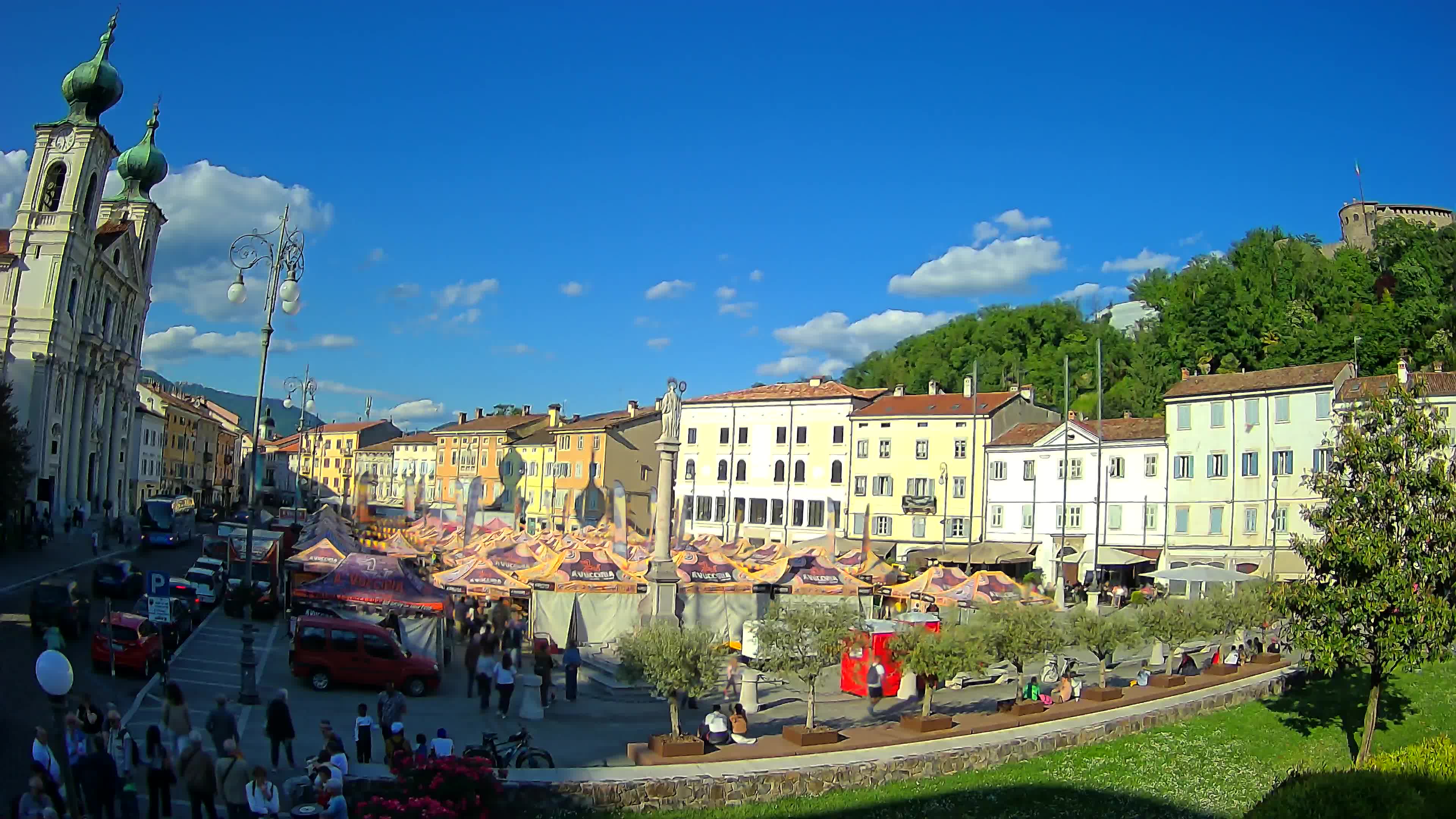 Kamera Gorica Travnik in cerkev sv. Ignacija
