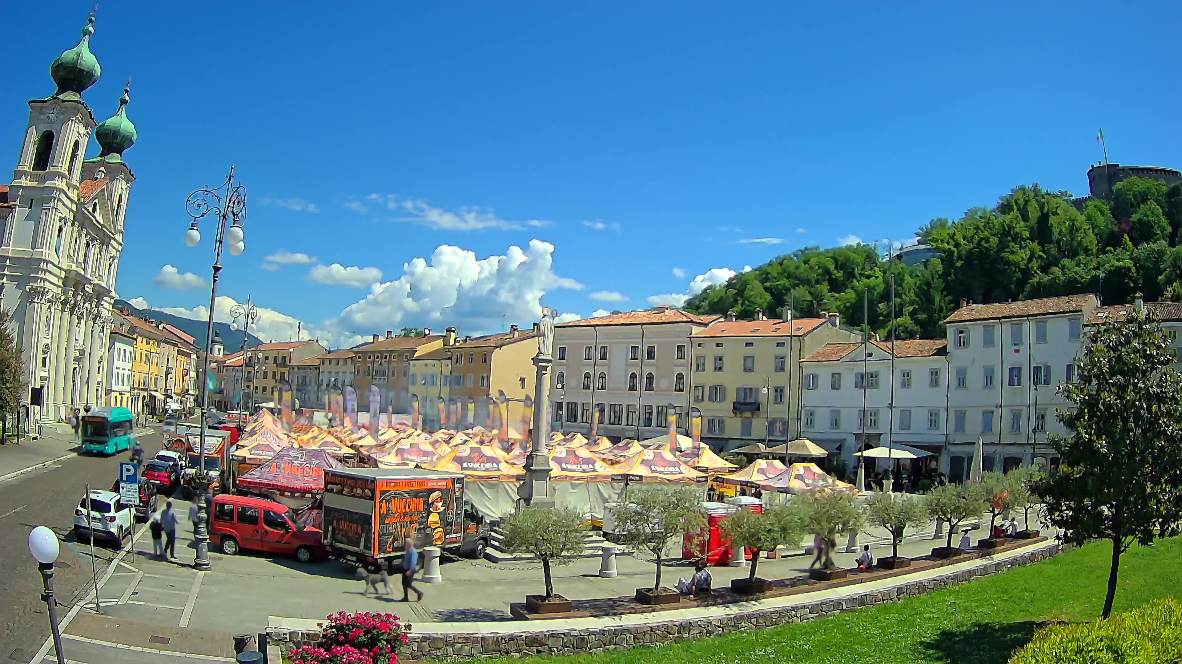 Kamera Gorica Travnik in cerkev sv. Ignacija