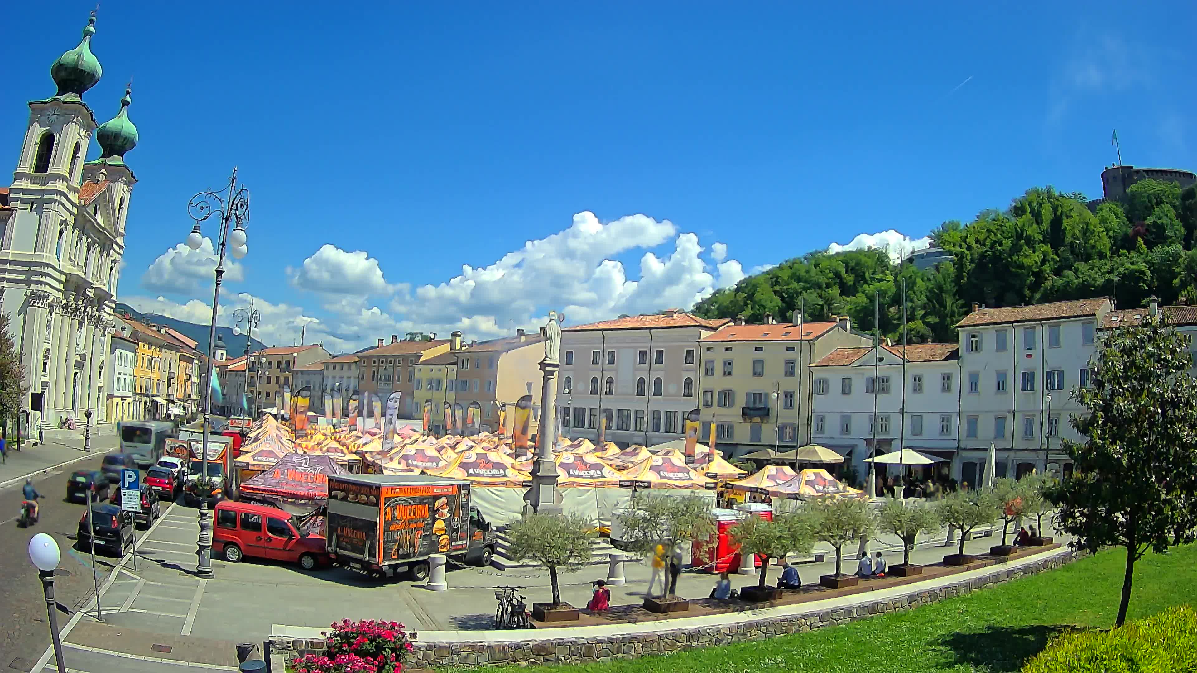 Kamera Gorica Travnik in cerkev sv. Ignacija