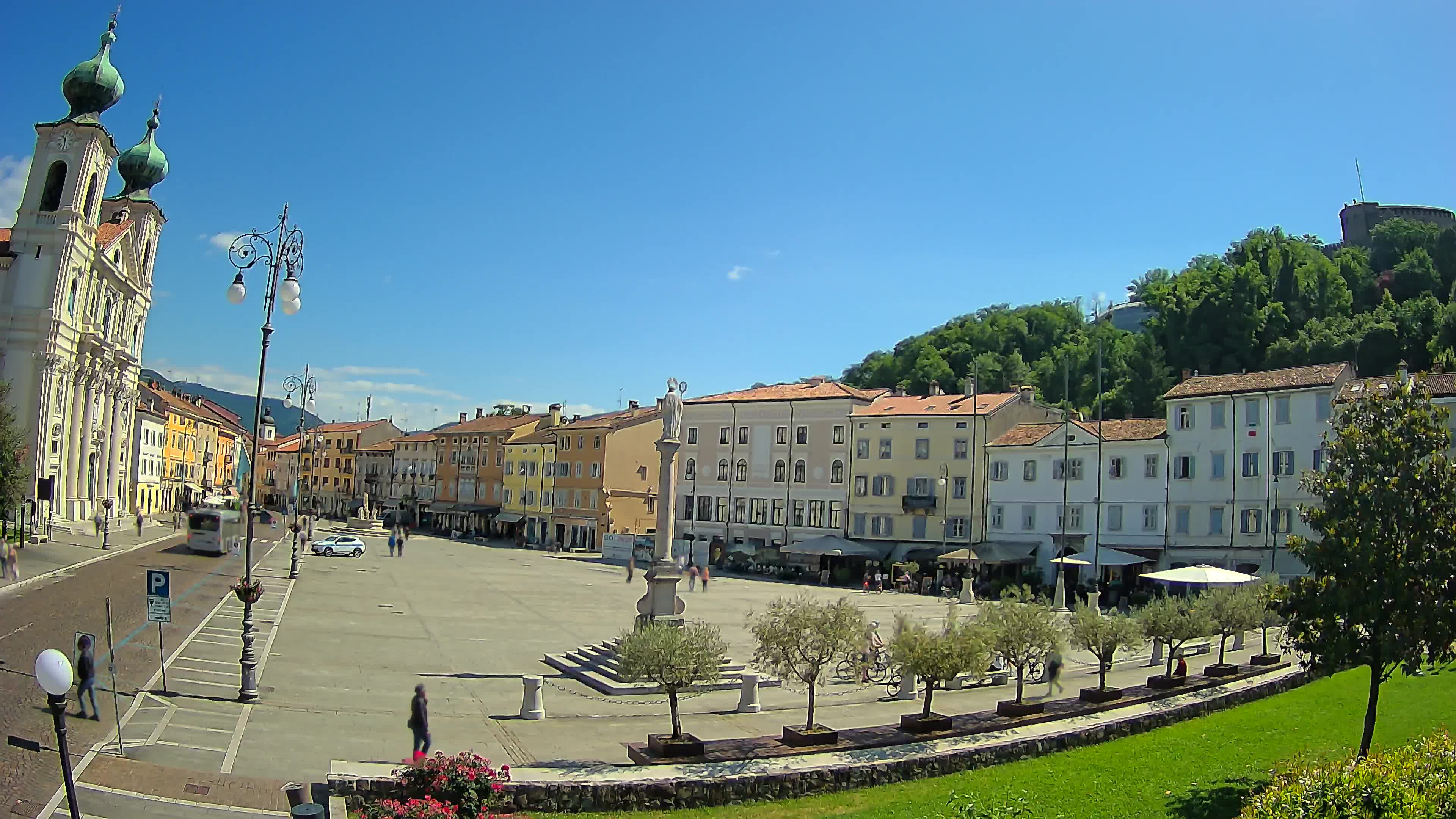 Kamera Gorica Travnik in cerkev sv. Ignacija