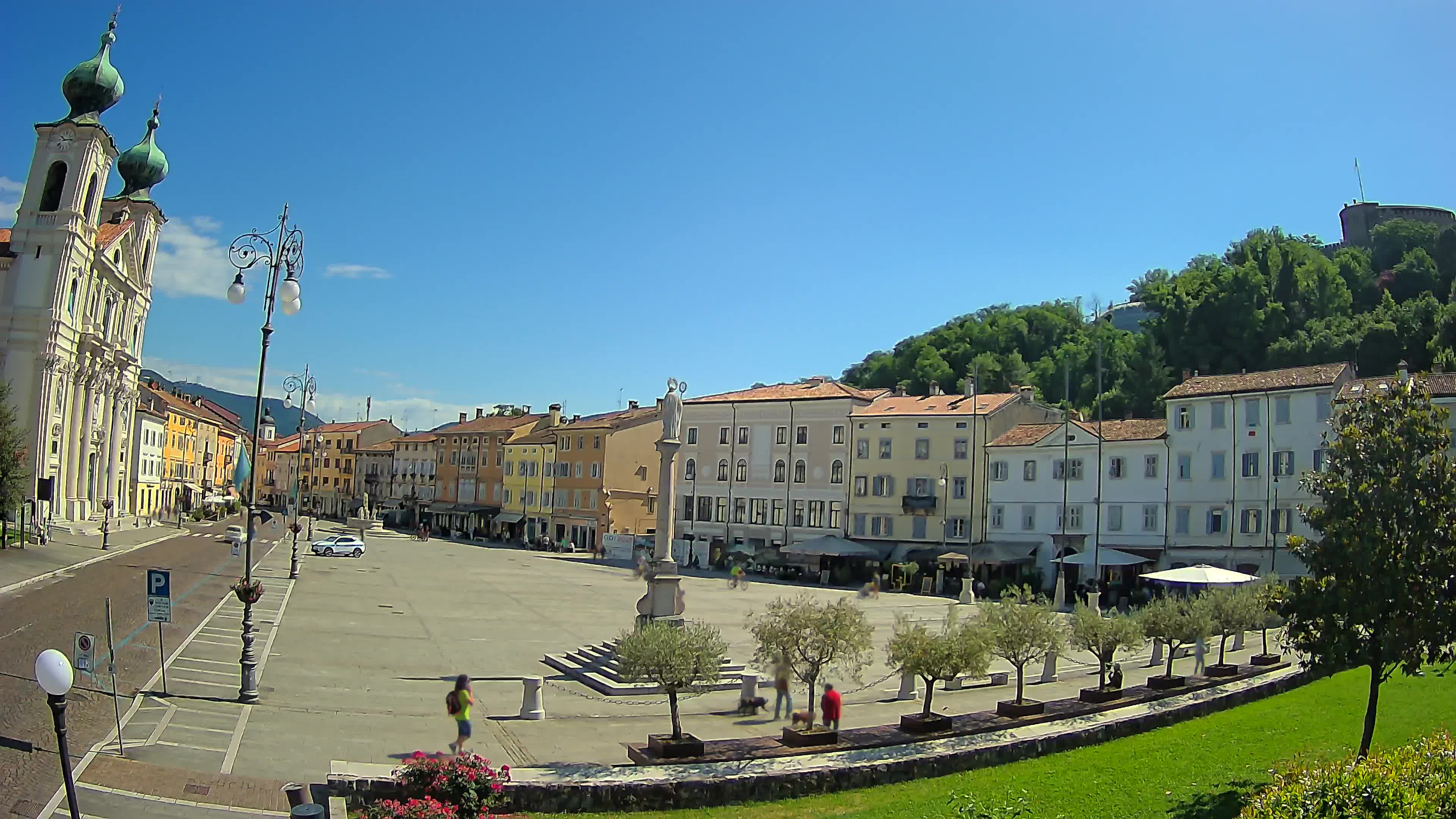Kamera Gorica Travnik in cerkev sv. Ignacija