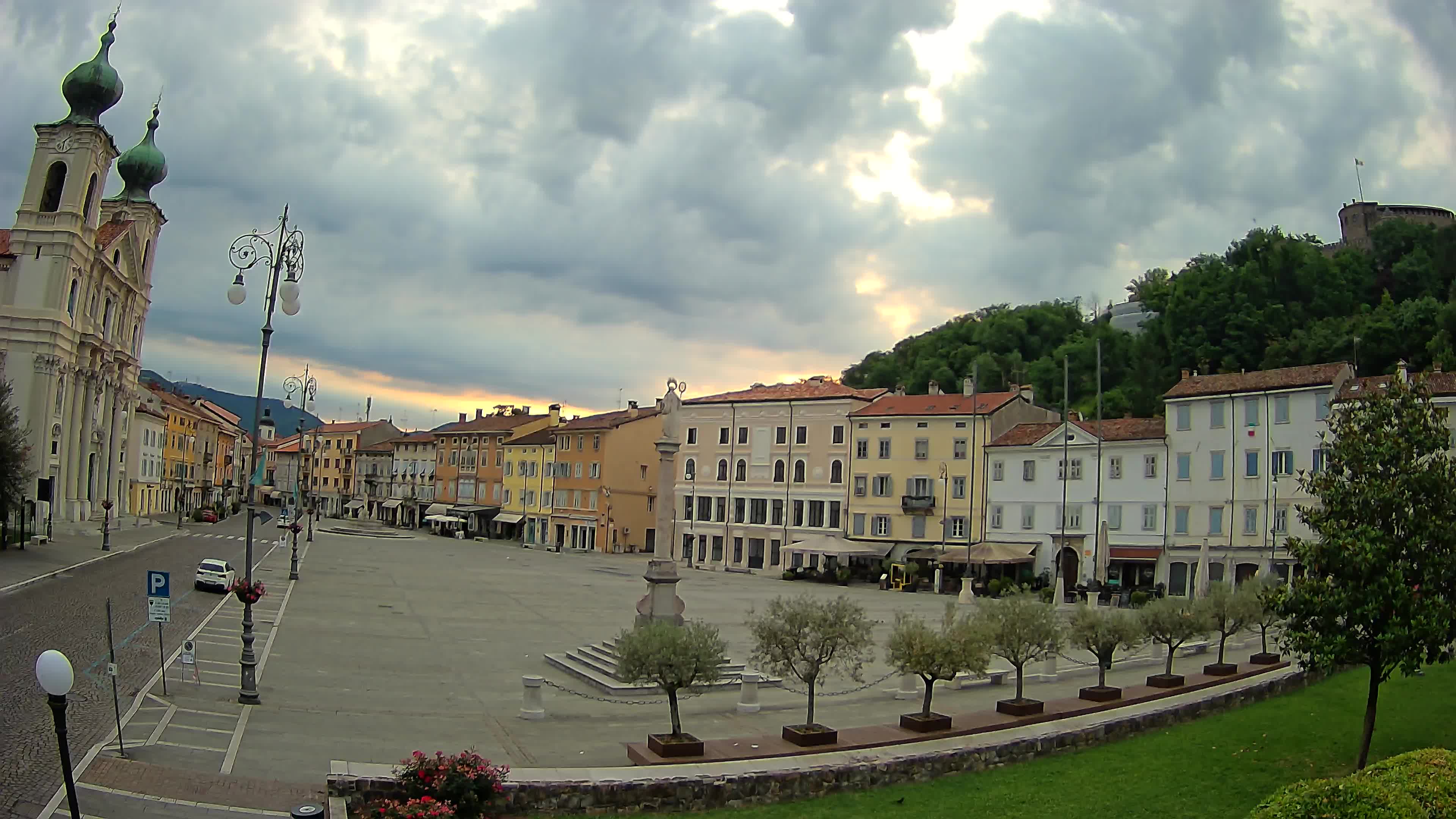 Gorizia Piazza della Vittoria e chiesa di S. Ignazio