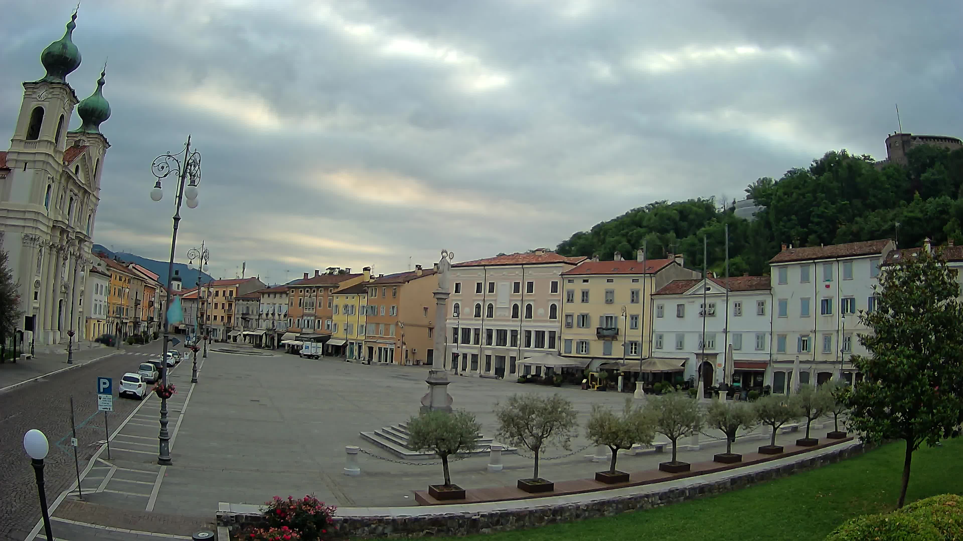 Kamera Gorica Travnik in cerkev sv. Ignacija