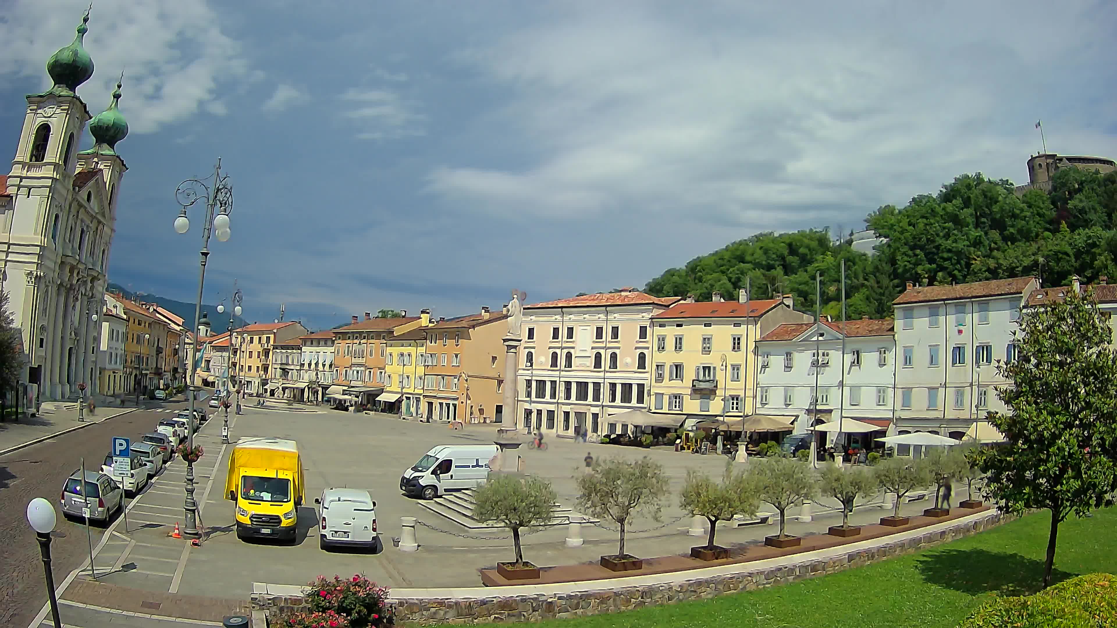Kamera Gorica Travnik in cerkev sv. Ignacija