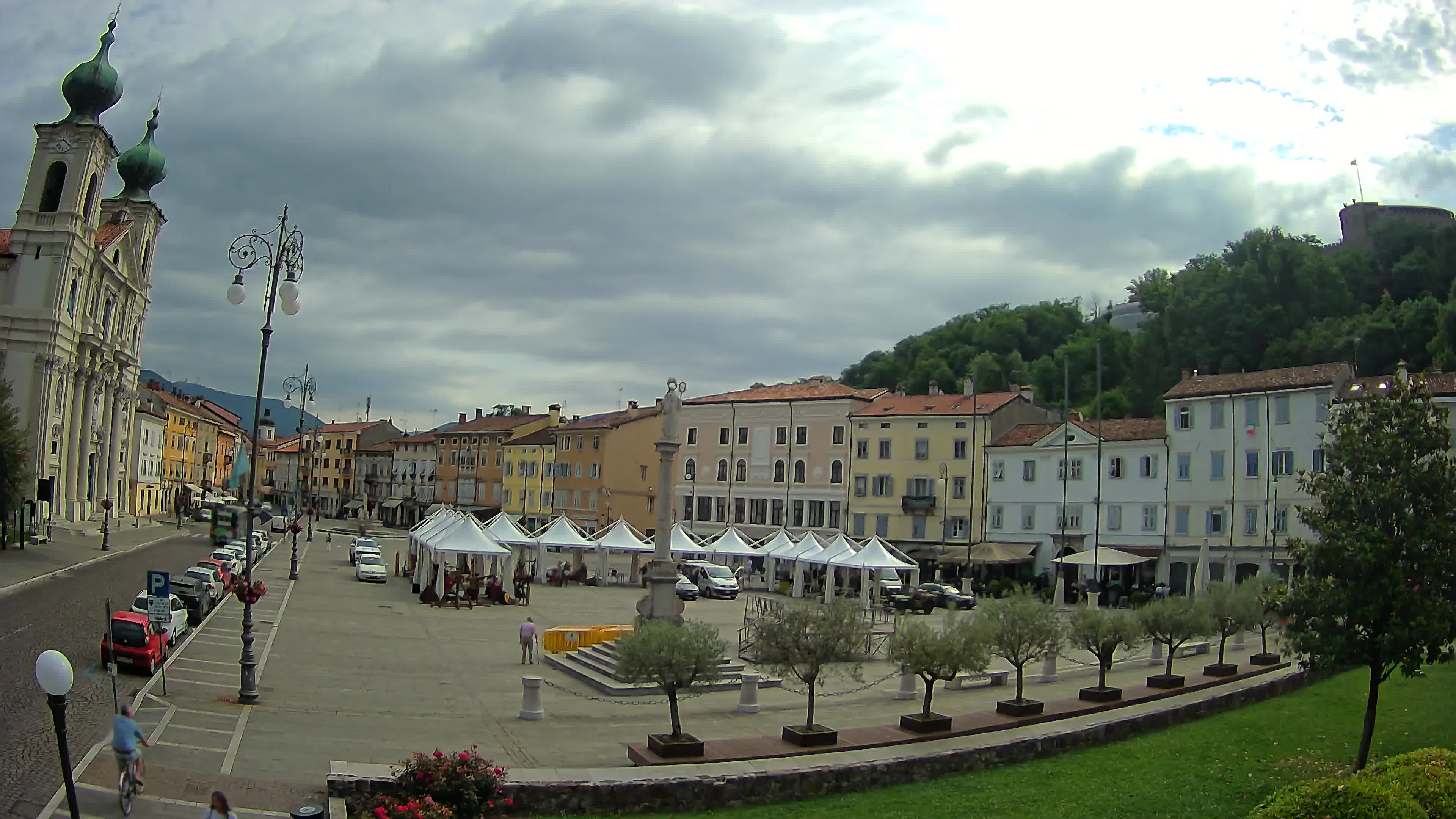Kamera Gorica Travnik in cerkev sv. Ignacija