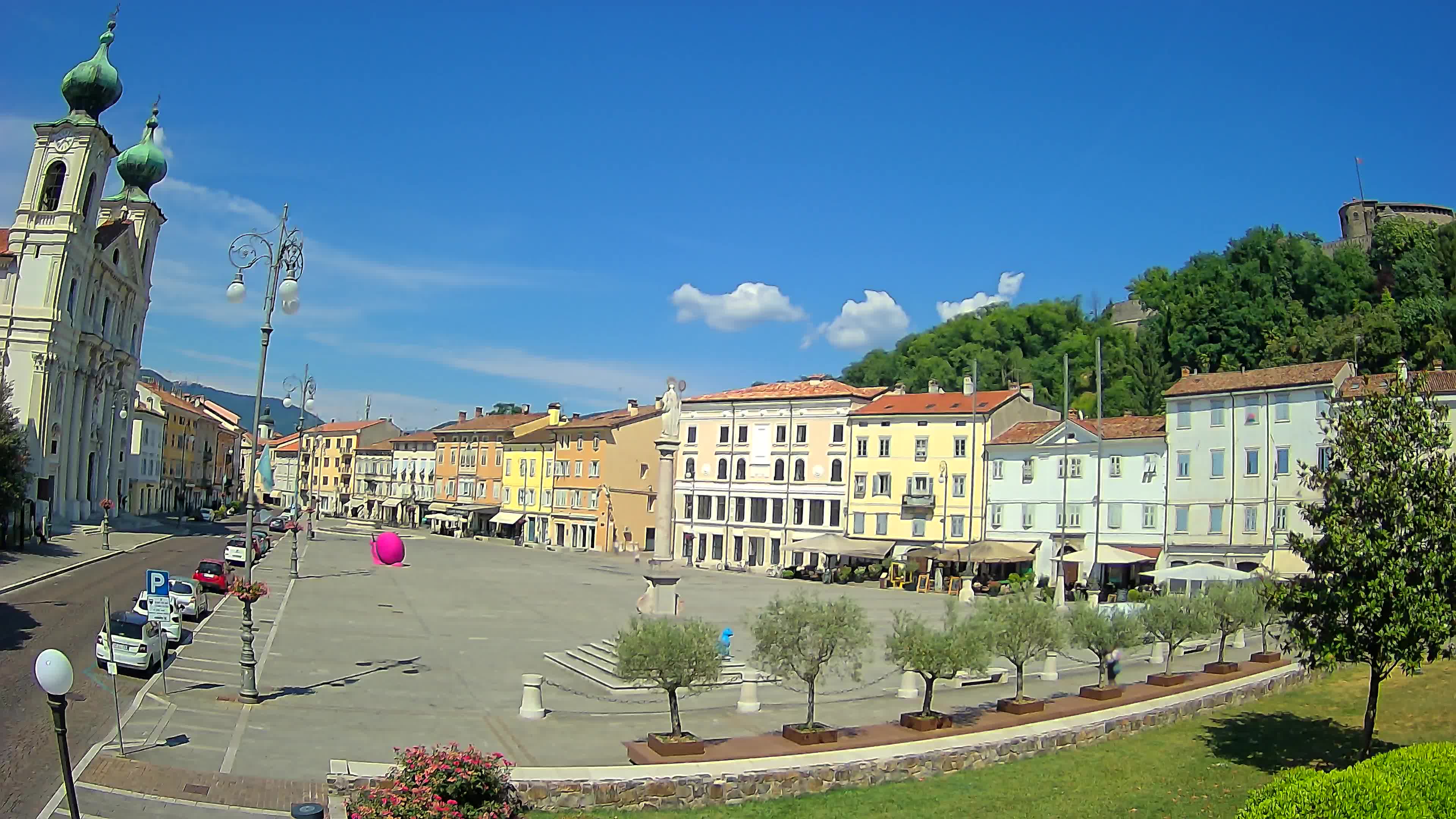 Kamera Gorica Travnik in cerkev sv. Ignacija