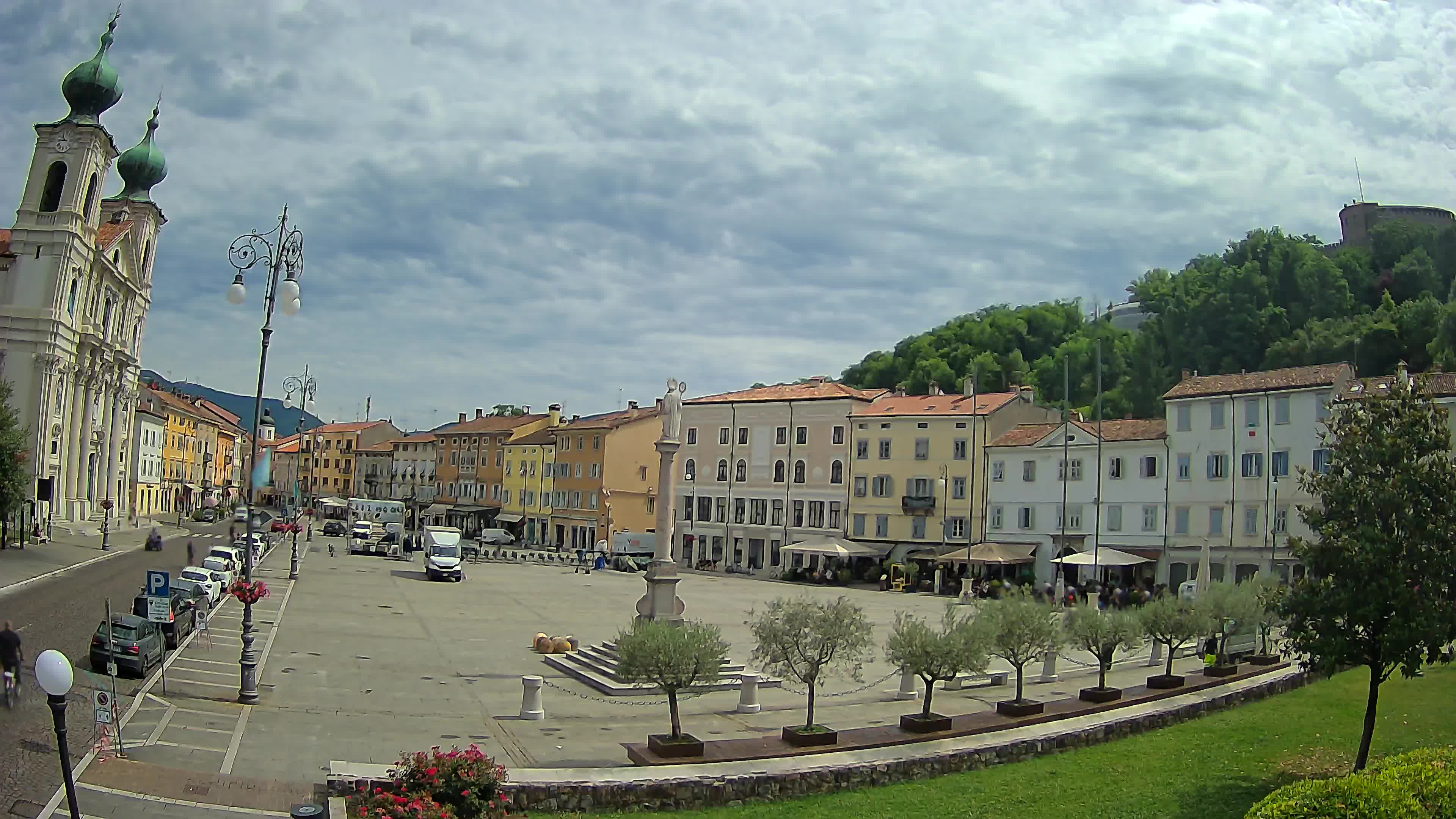 Kamera Gorica Travnik in cerkev sv. Ignacija