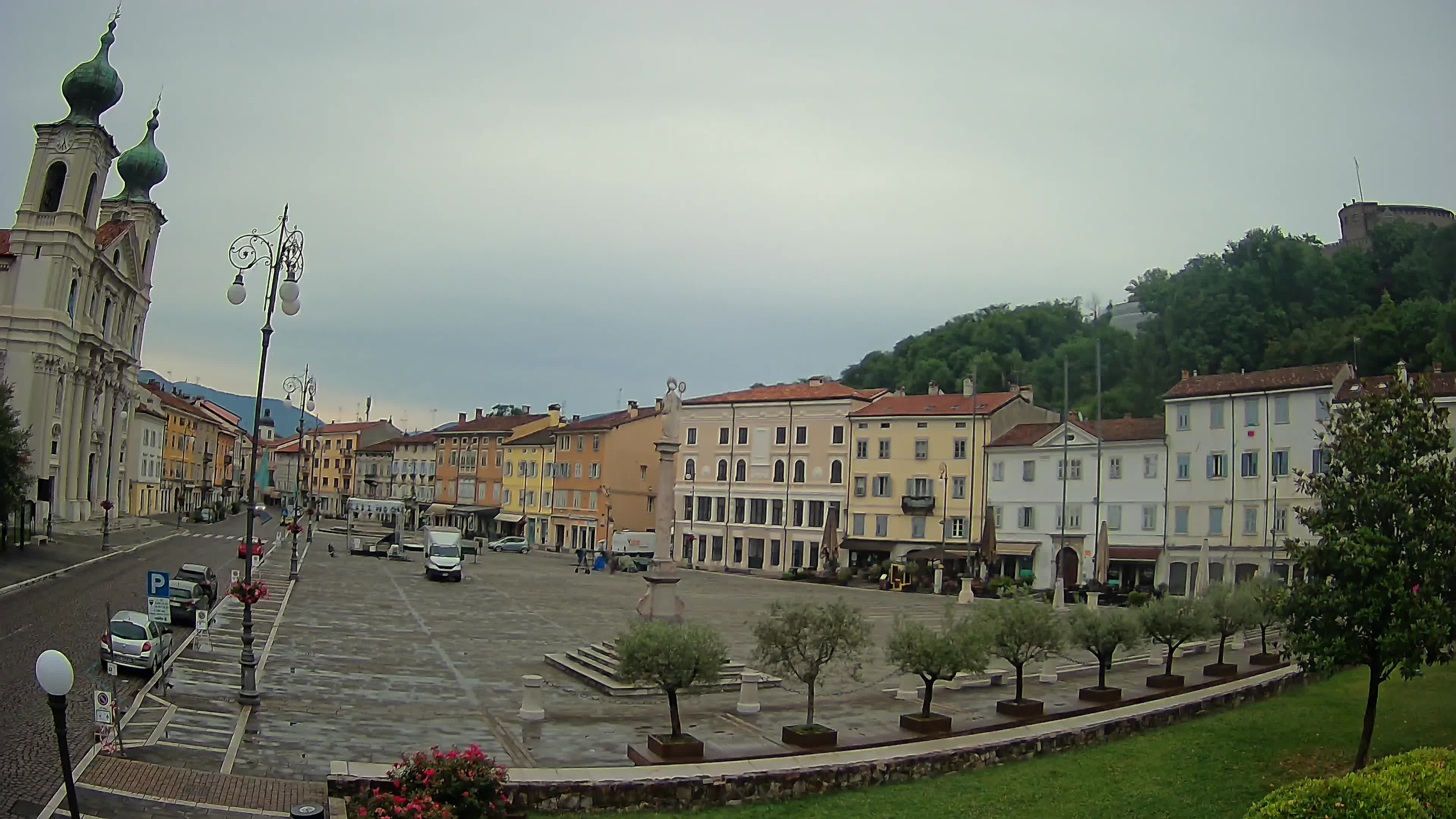Kamera Gorica Travnik in cerkev sv. Ignacija