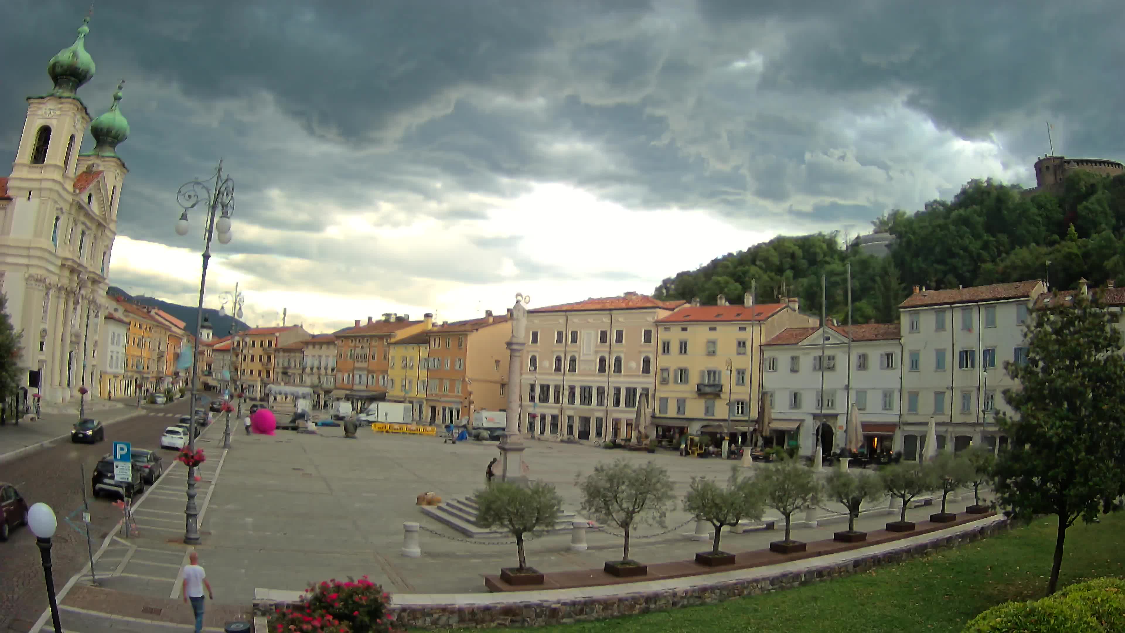 Kamera Gorica Travnik in cerkev sv. Ignacija
