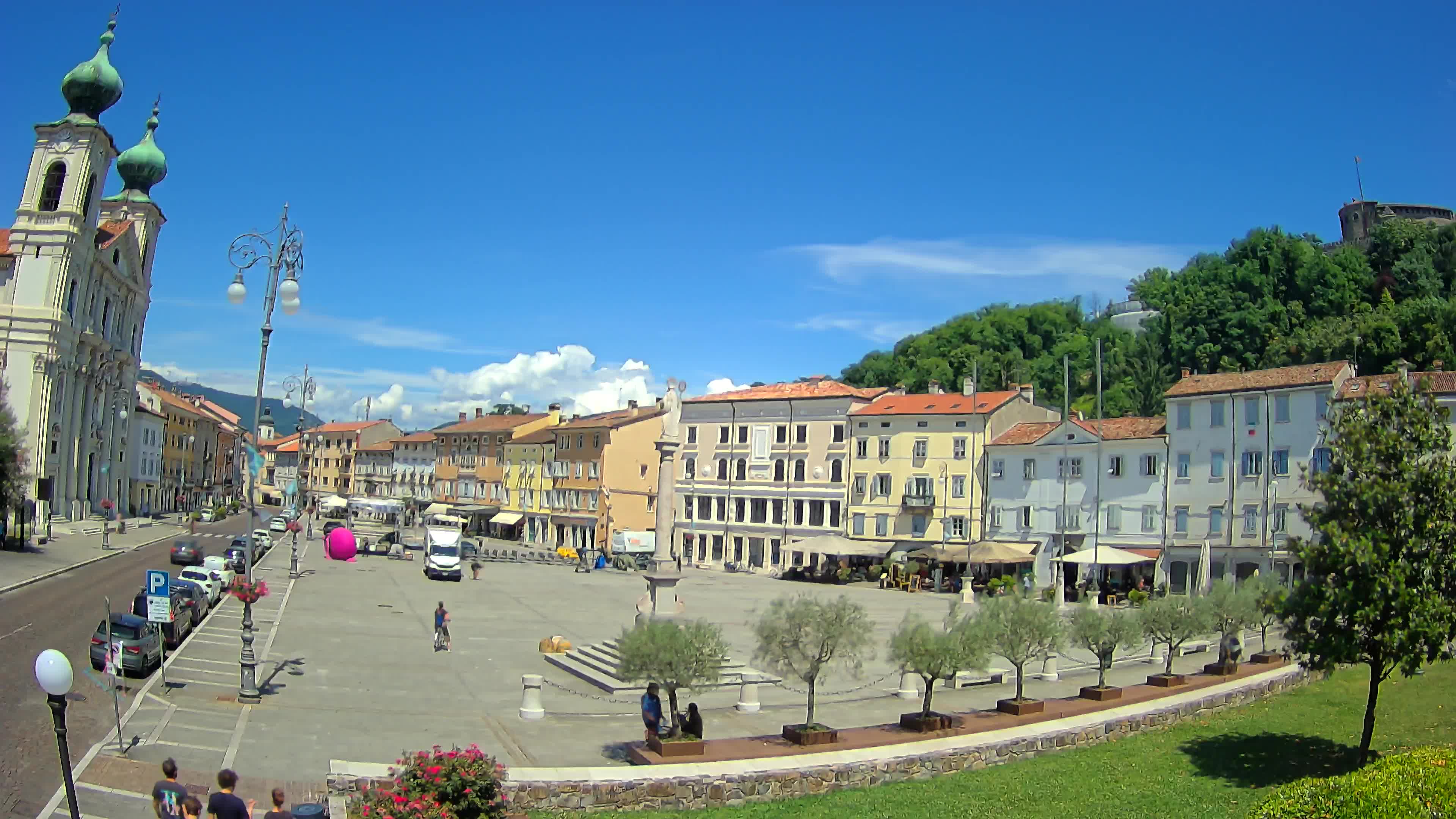 Kamera Gorica Travnik in cerkev sv. Ignacija