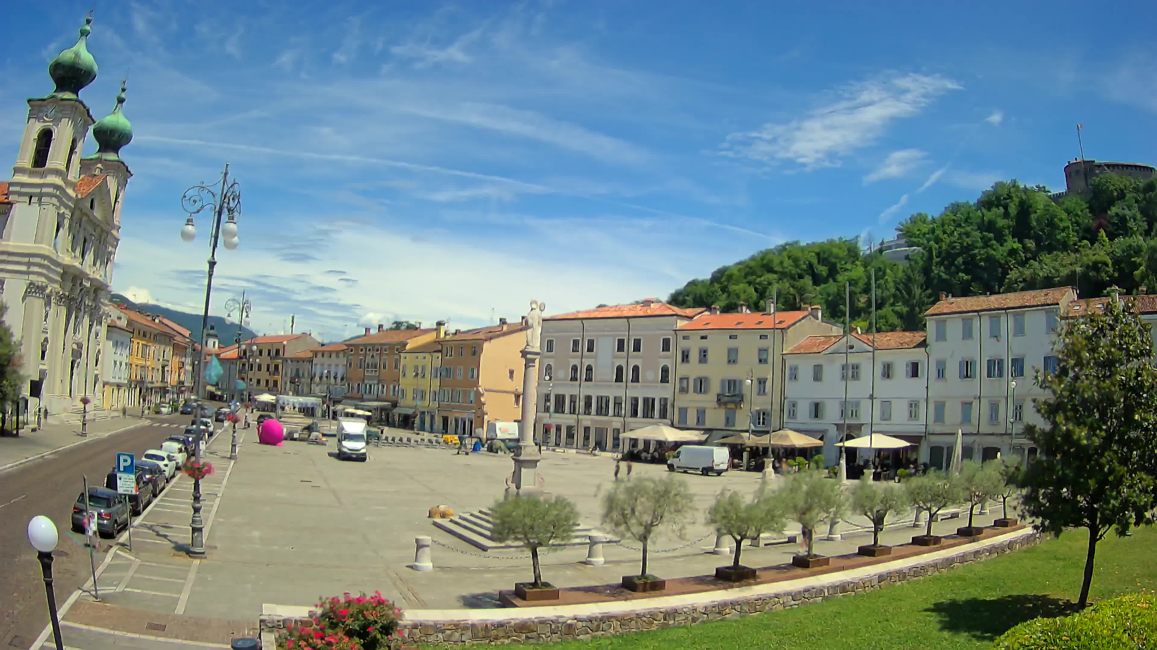 Kamera Gorica Travnik in cerkev sv. Ignacija