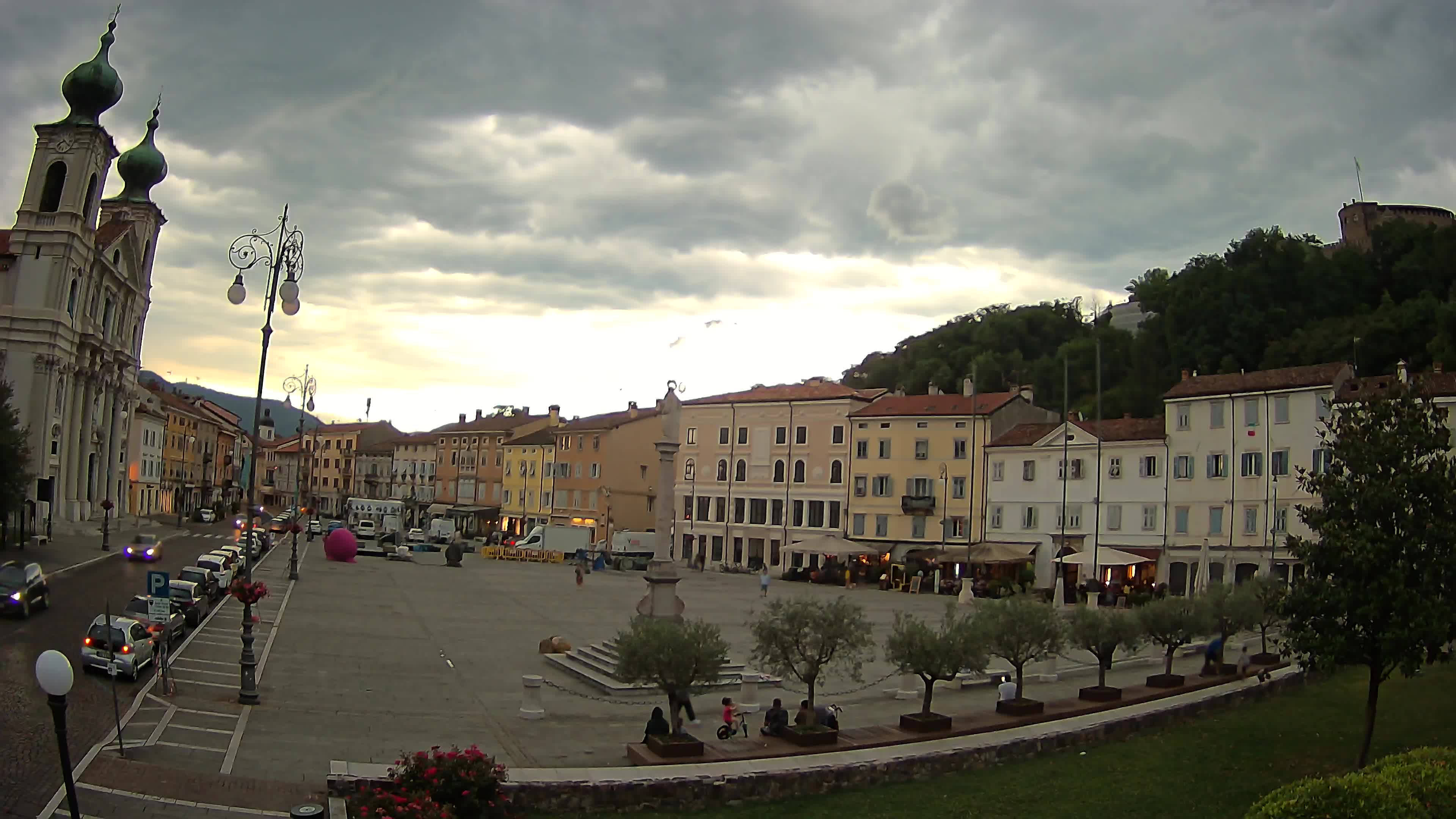 Kamera Gorica Travnik in cerkev sv. Ignacija