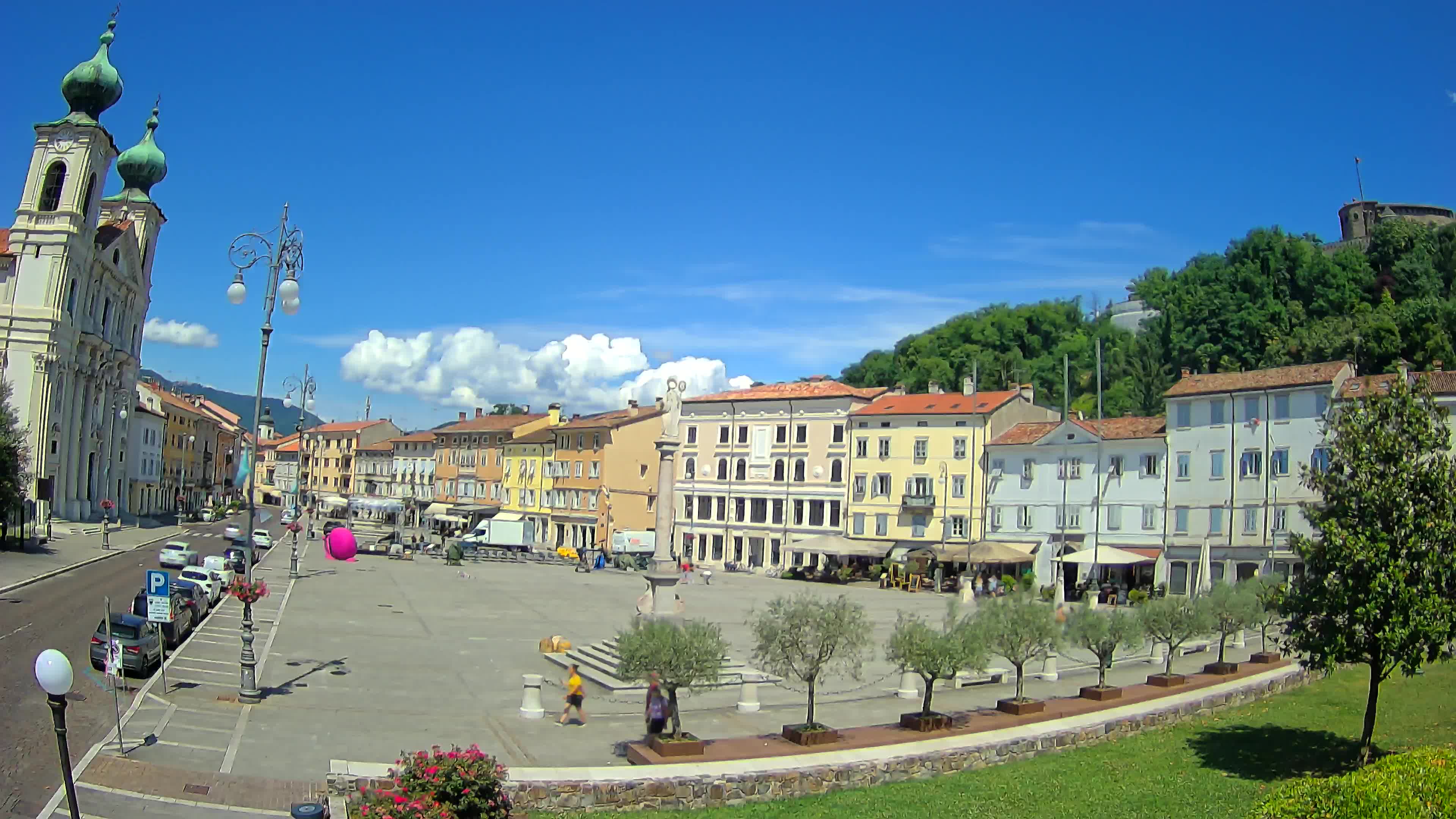 Kamera Gorica Travnik in cerkev sv. Ignacija