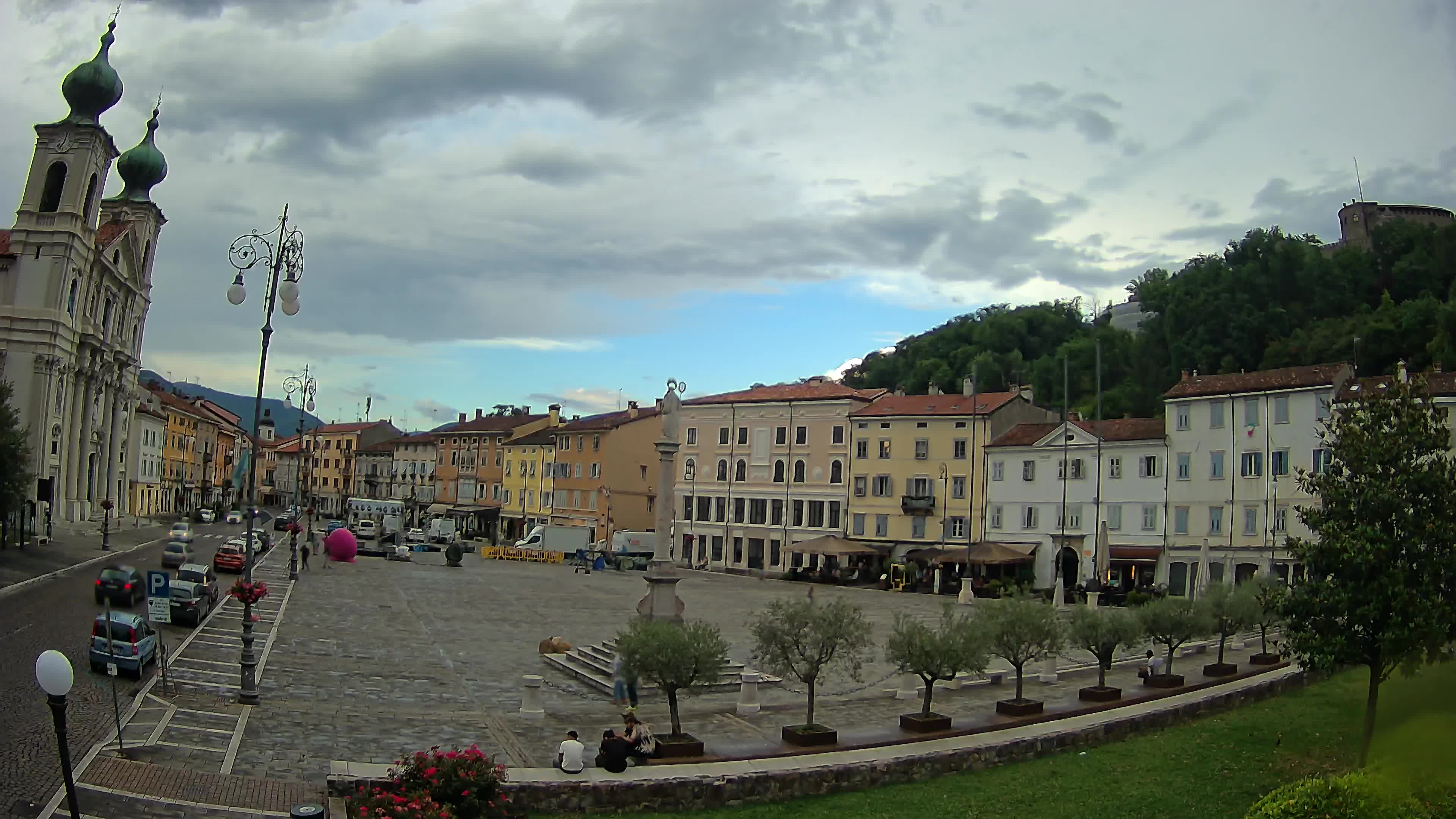 Kamera Gorica Travnik in cerkev sv. Ignacija