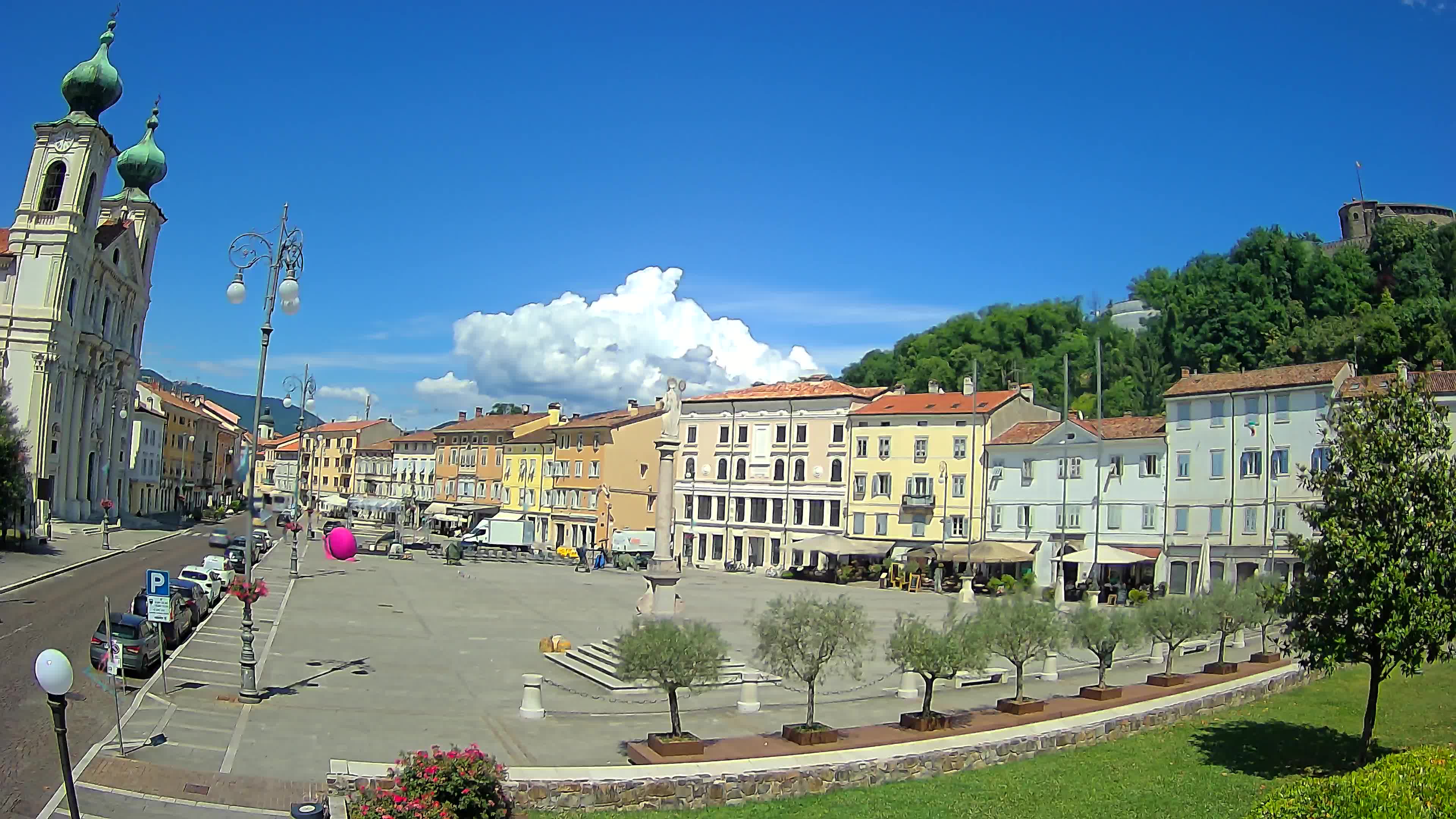 Kamera Gorica Travnik in cerkev sv. Ignacija