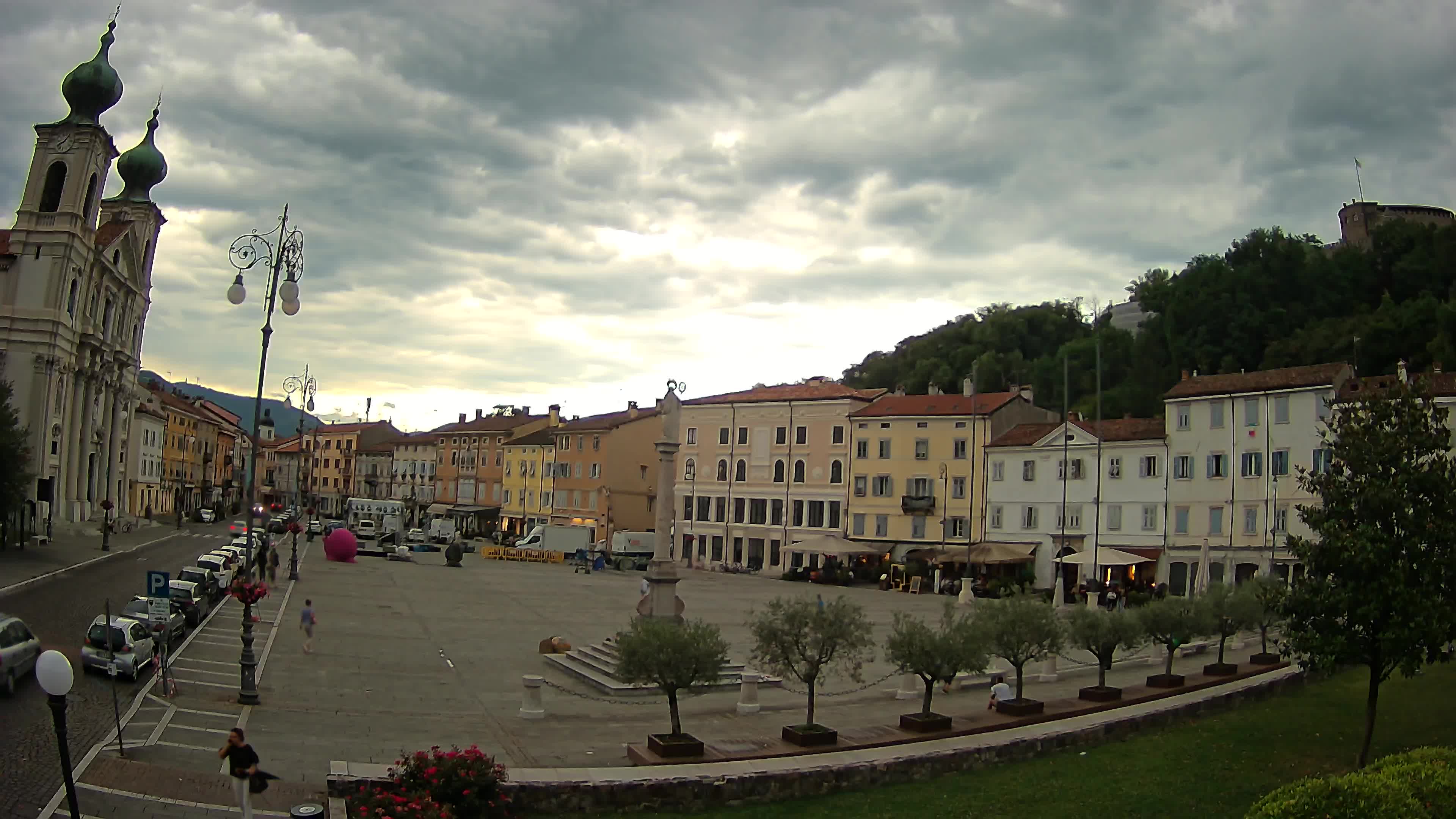 Kamera Gorica Travnik in cerkev sv. Ignacija