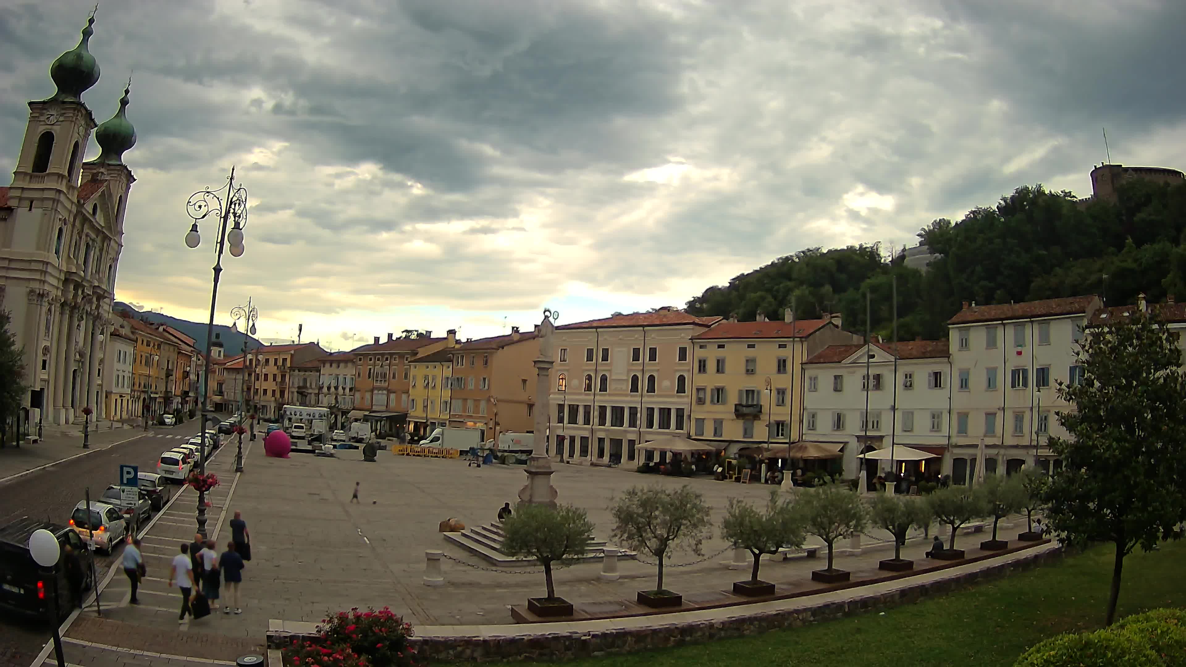 Kamera Gorica Travnik in cerkev sv. Ignacija