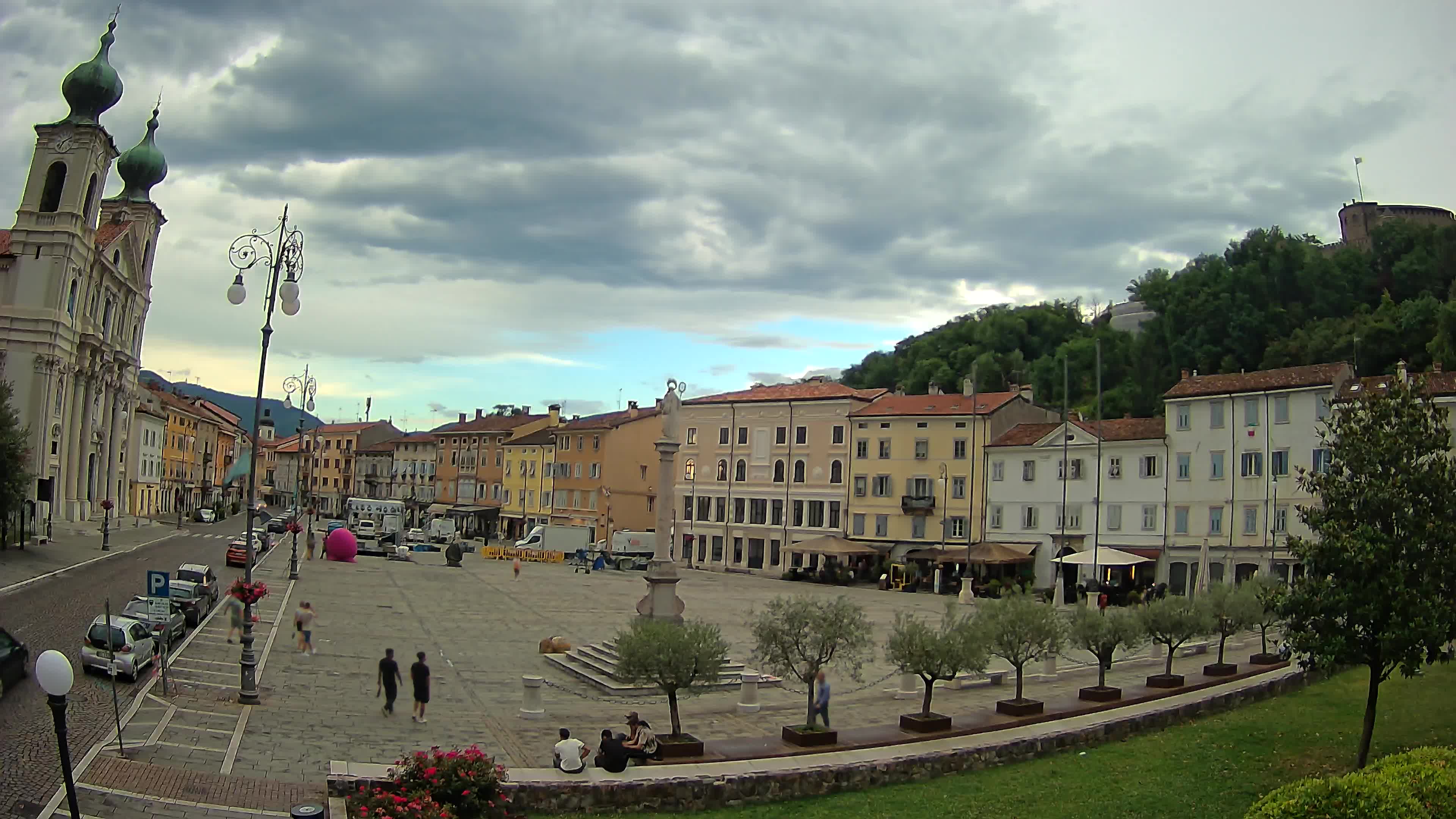 Kamera Gorica Travnik in cerkev sv. Ignacija