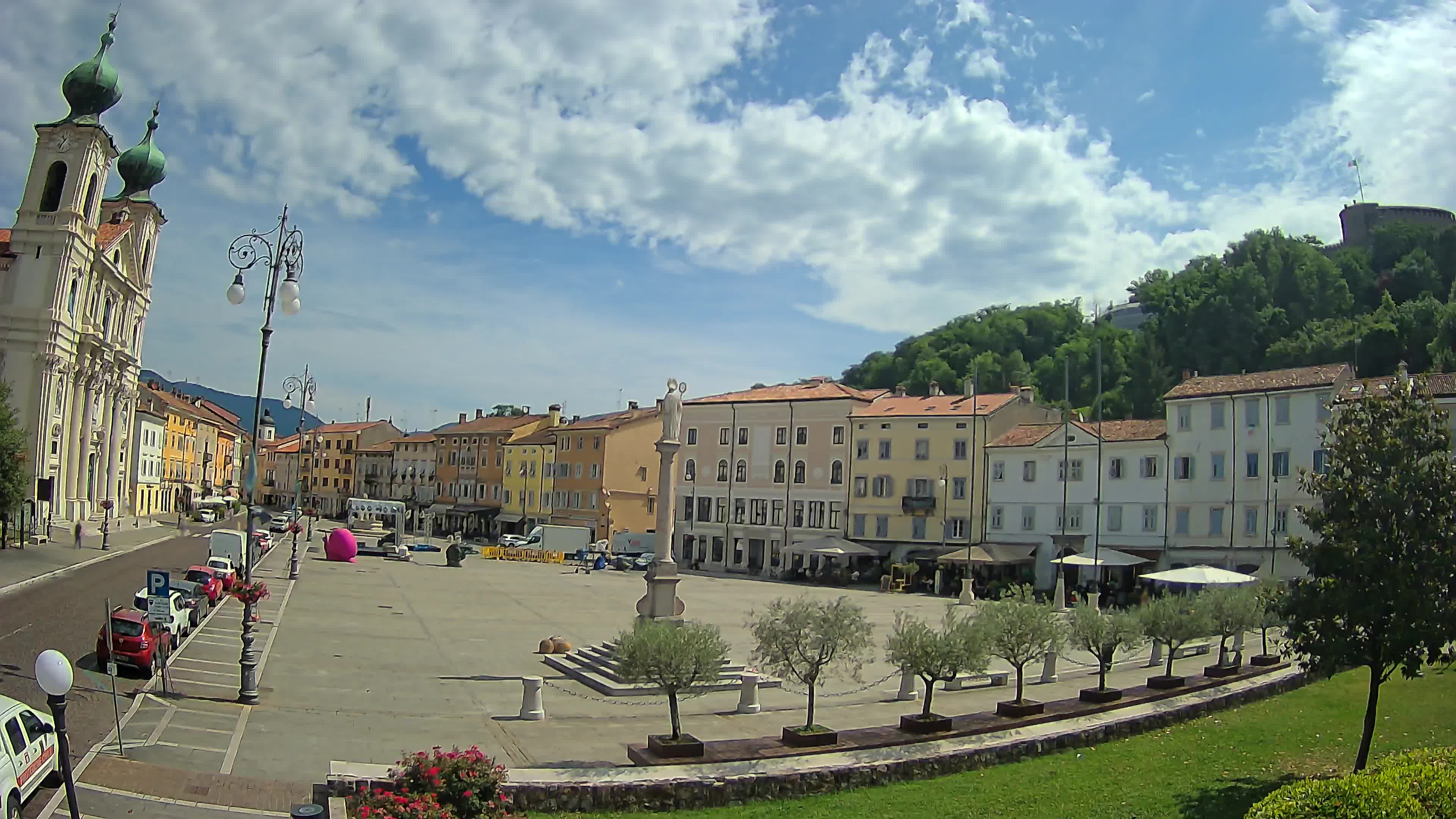 Kamera Gorica Travnik in cerkev sv. Ignacija