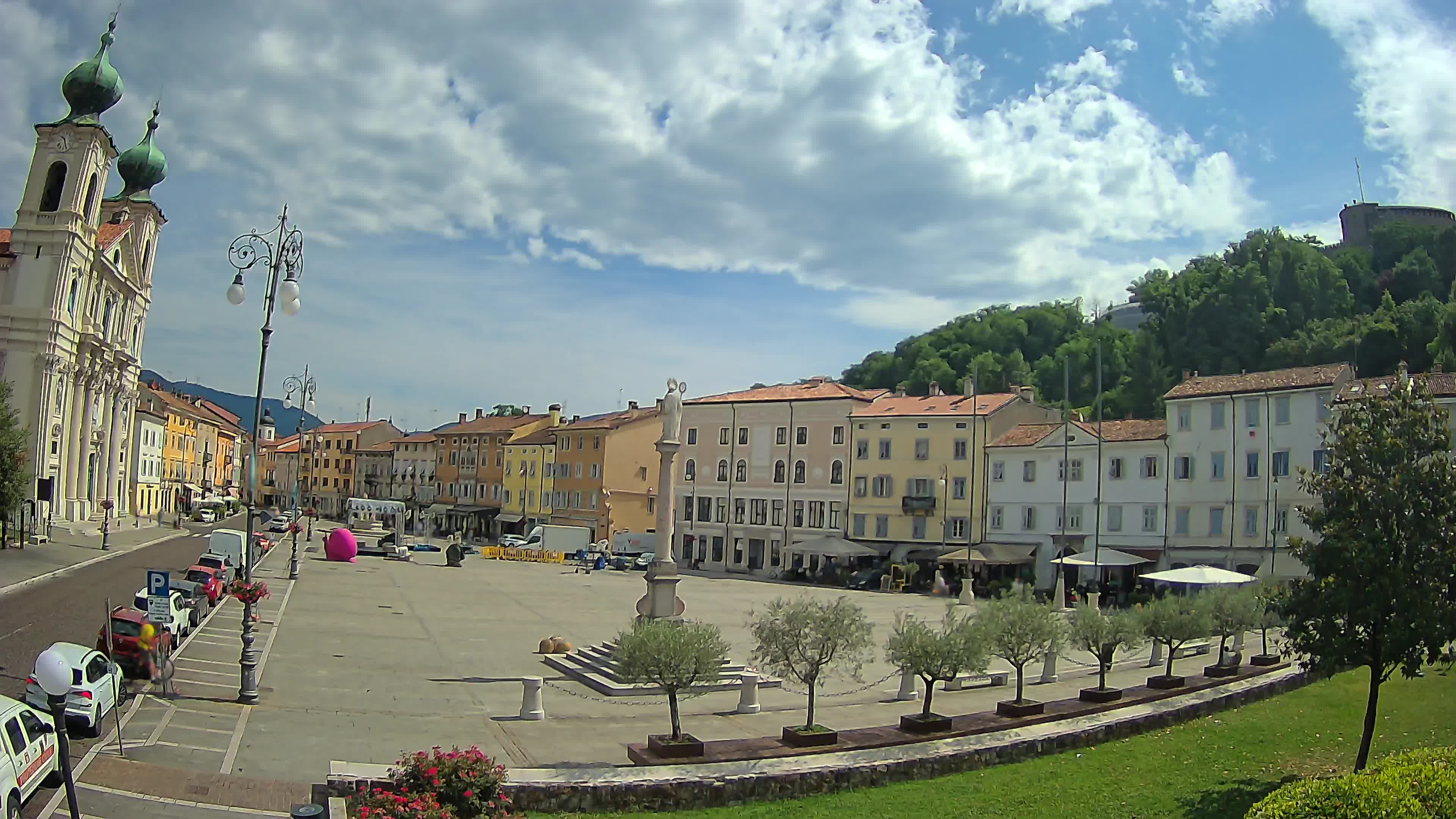 Kamera Gorica Travnik in cerkev sv. Ignacija