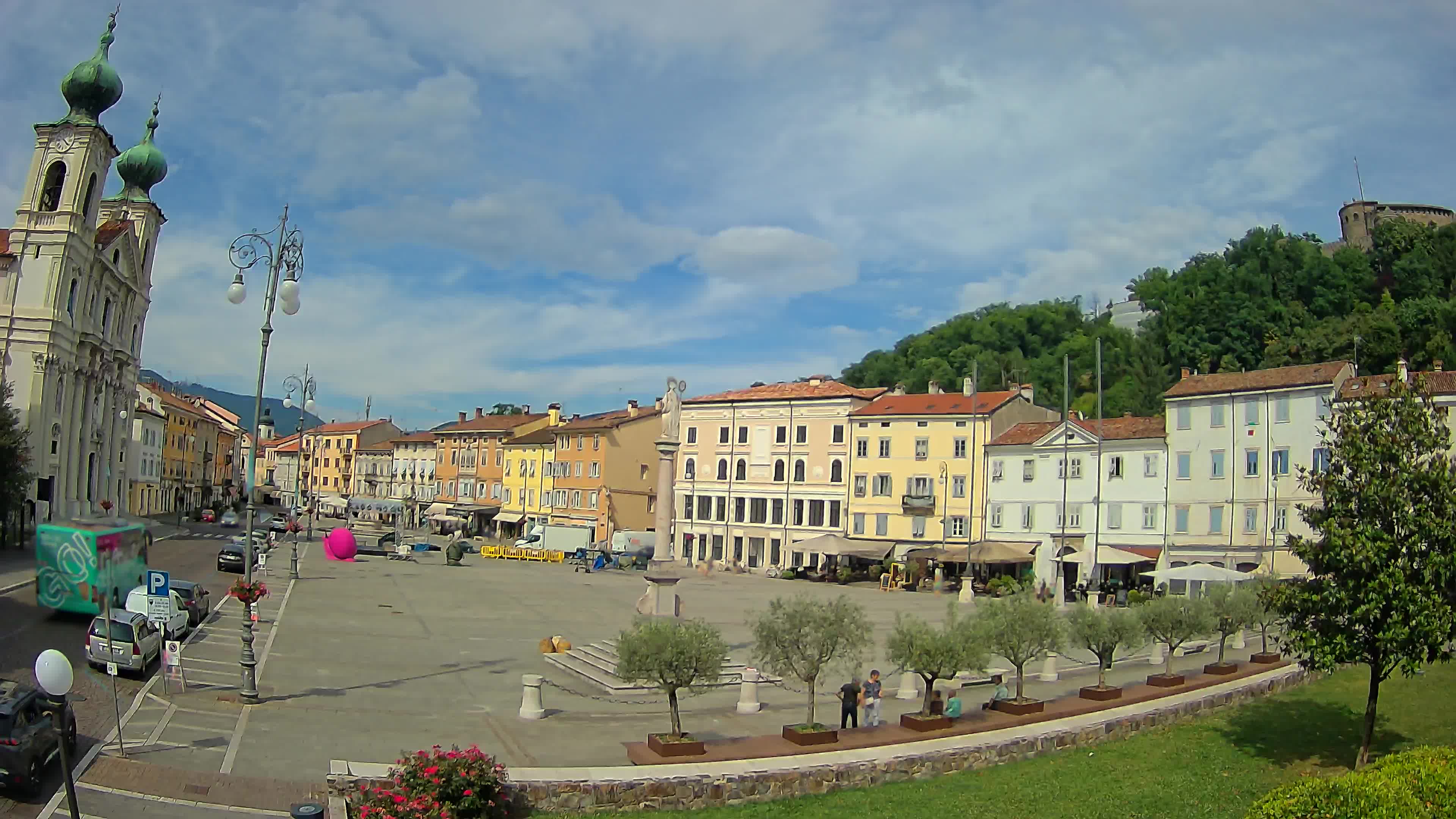 Kamera Gorica Travnik in cerkev sv. Ignacija