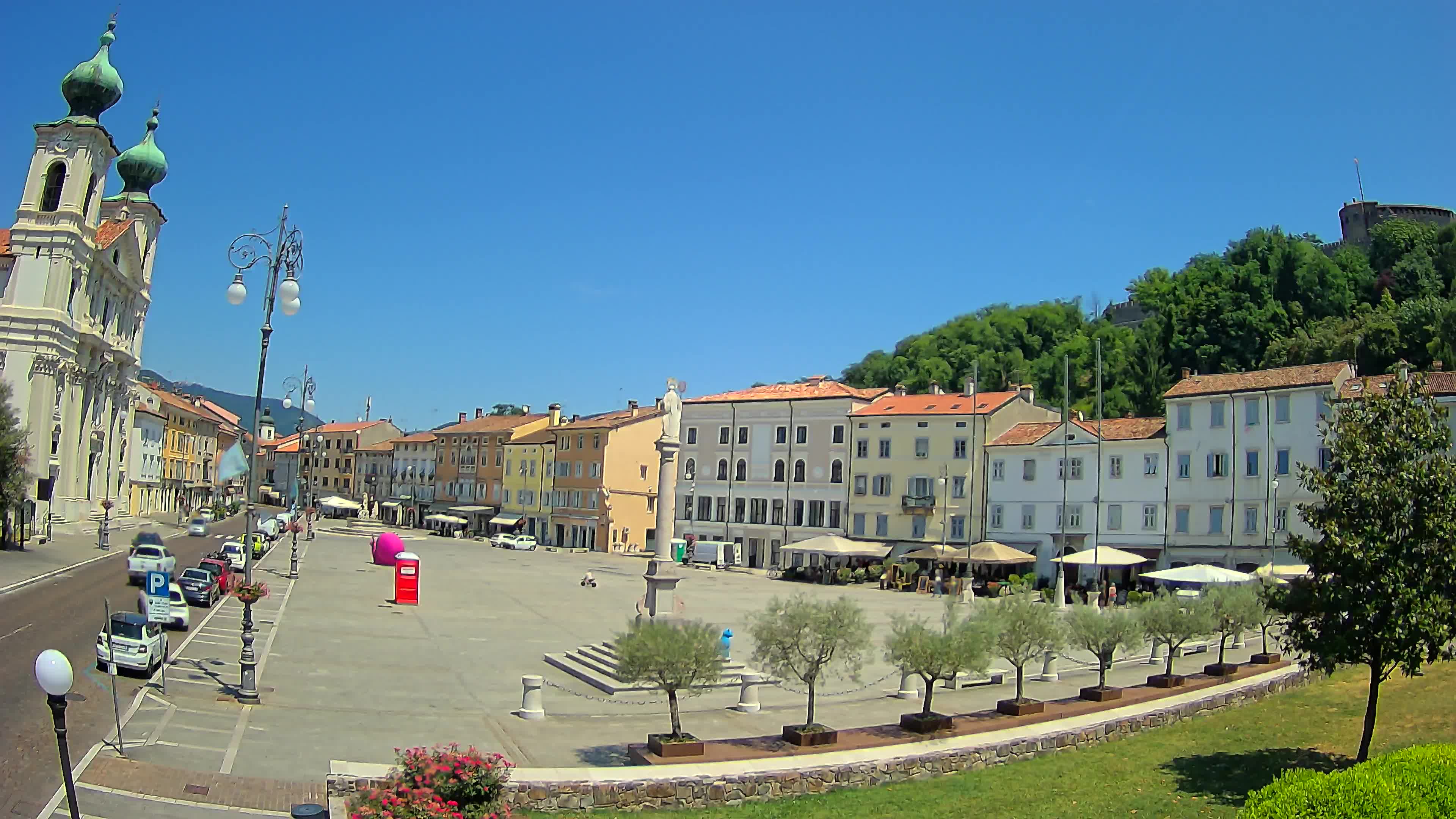 Kamera Gorica Travnik in cerkev sv. Ignacija