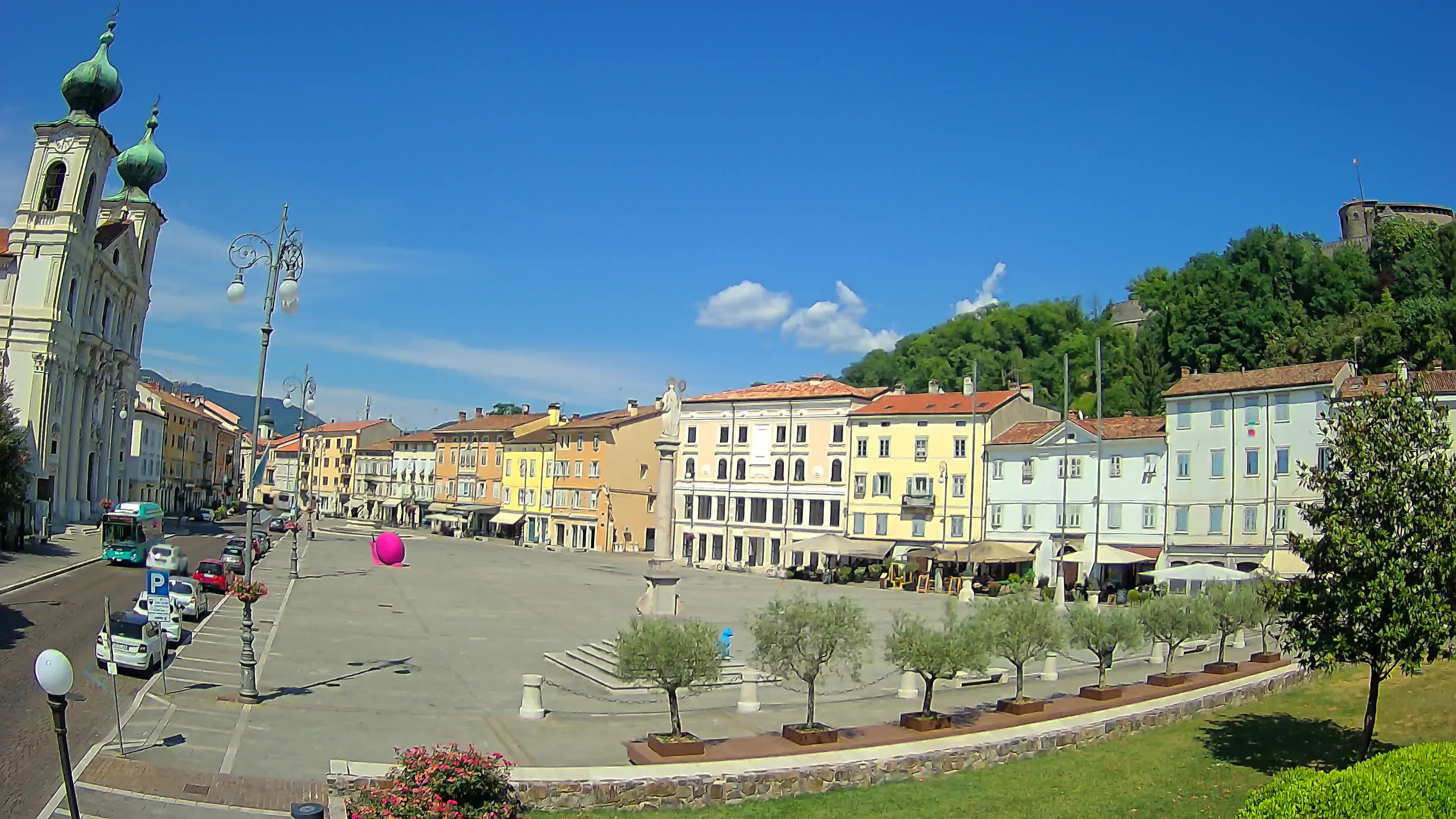 Kamera Gorica Travnik in cerkev sv. Ignacija
