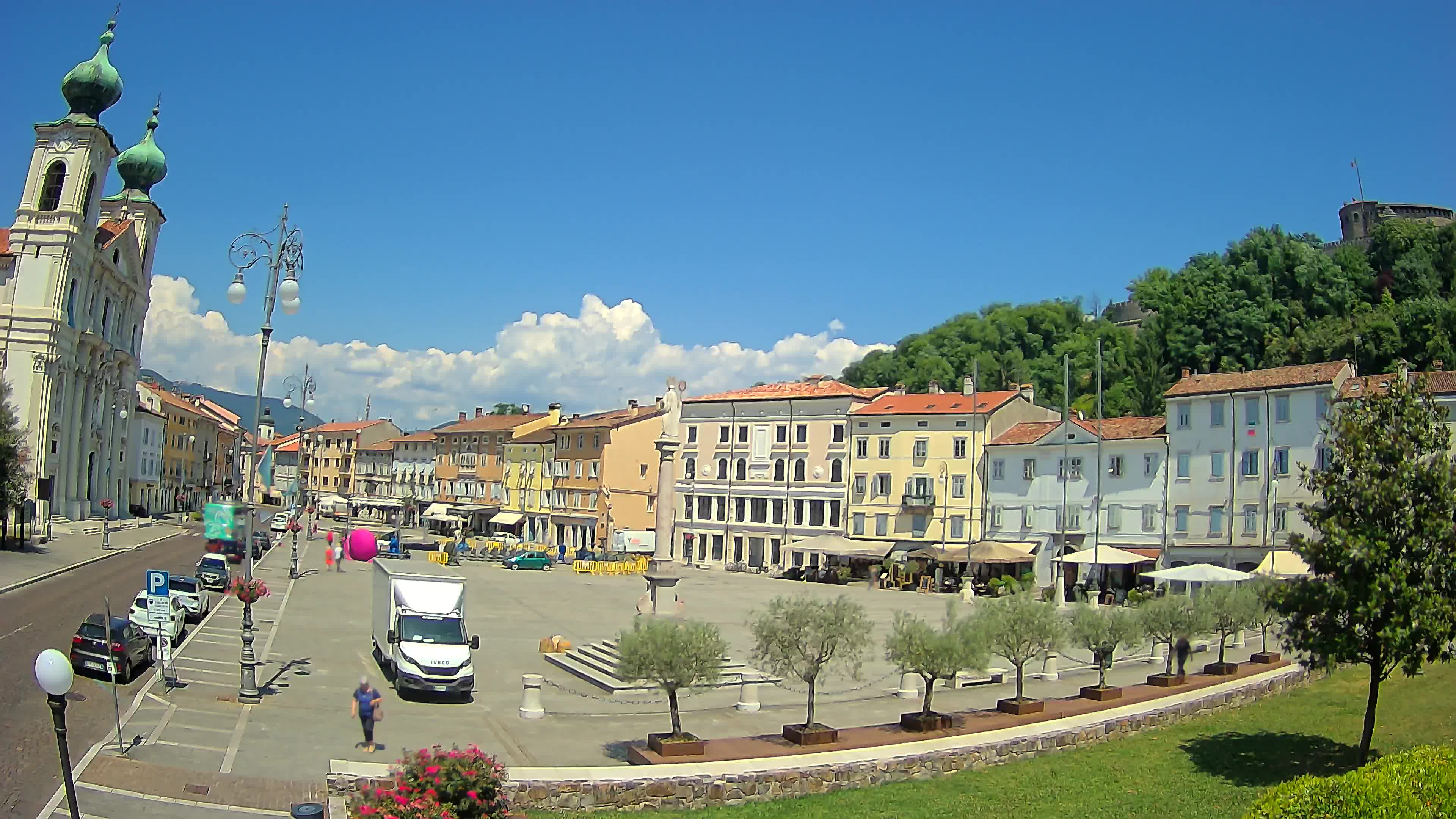 Kamera Gorica Travnik in cerkev sv. Ignacija