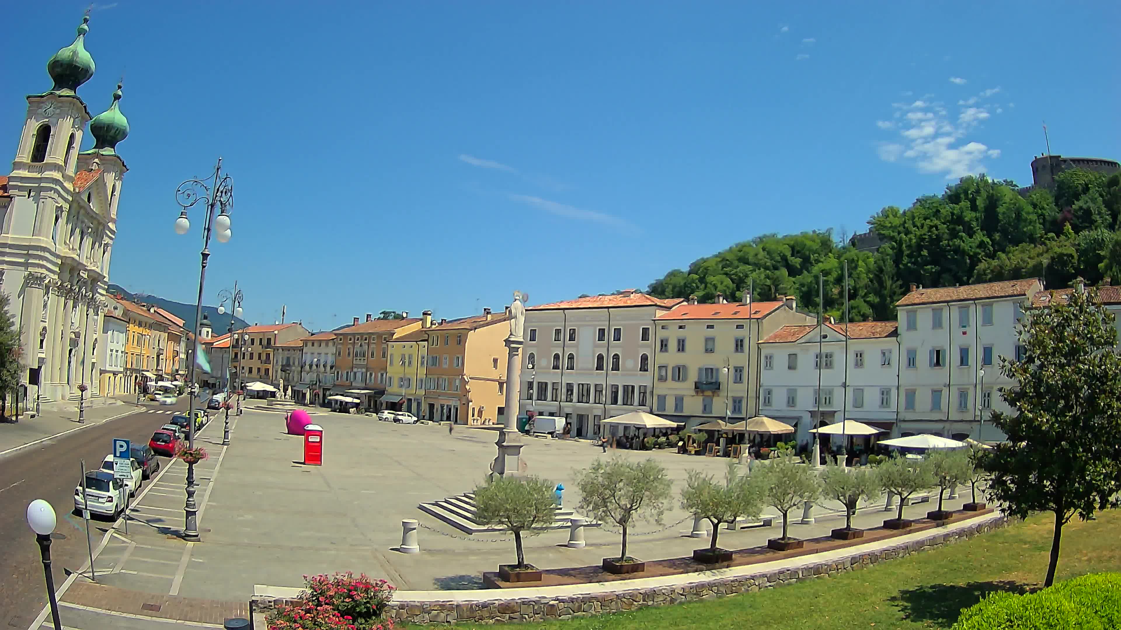 Kamera Gorica Travnik in cerkev sv. Ignacija