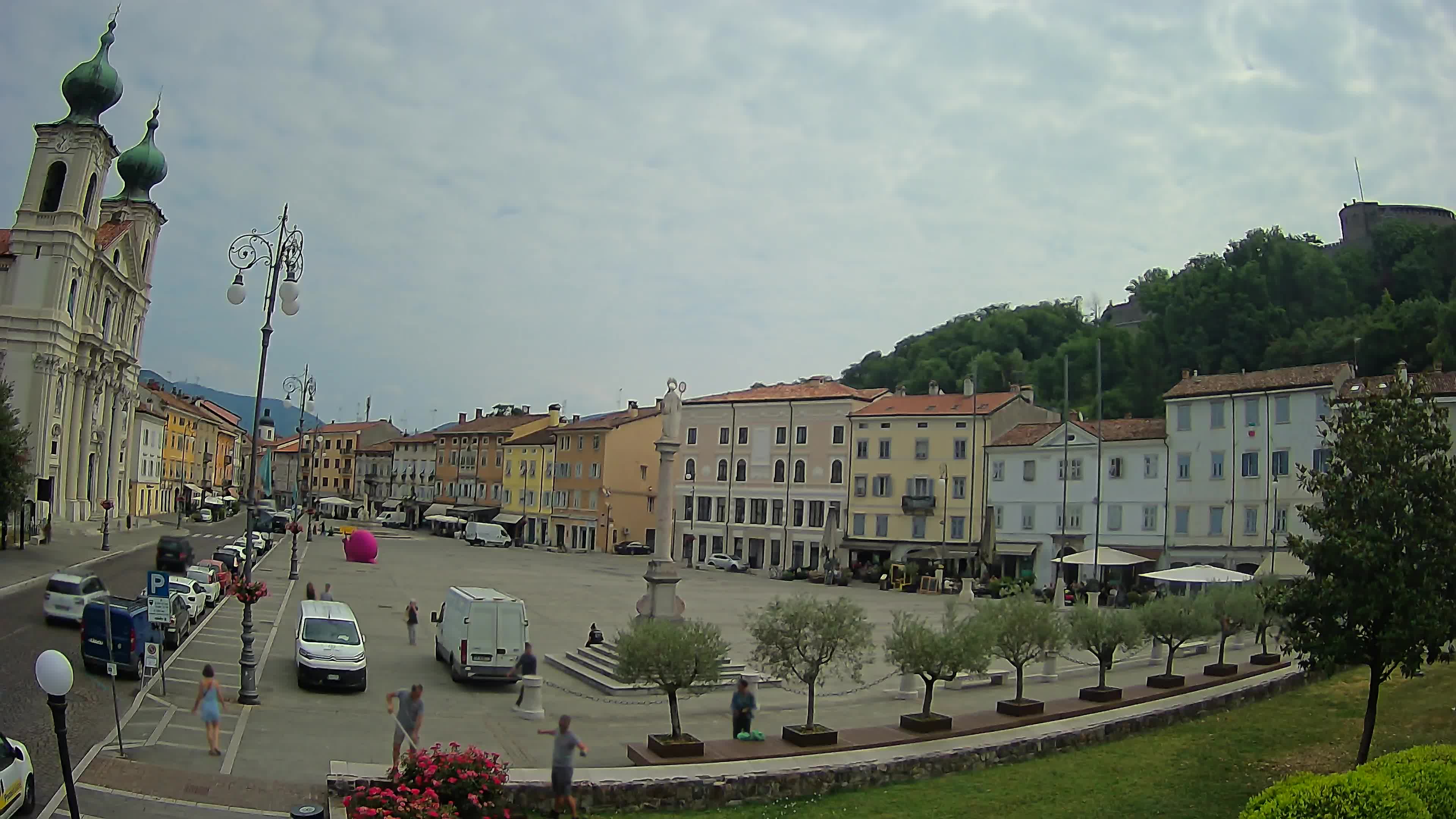 Kamera Gorica Travnik in cerkev sv. Ignacija