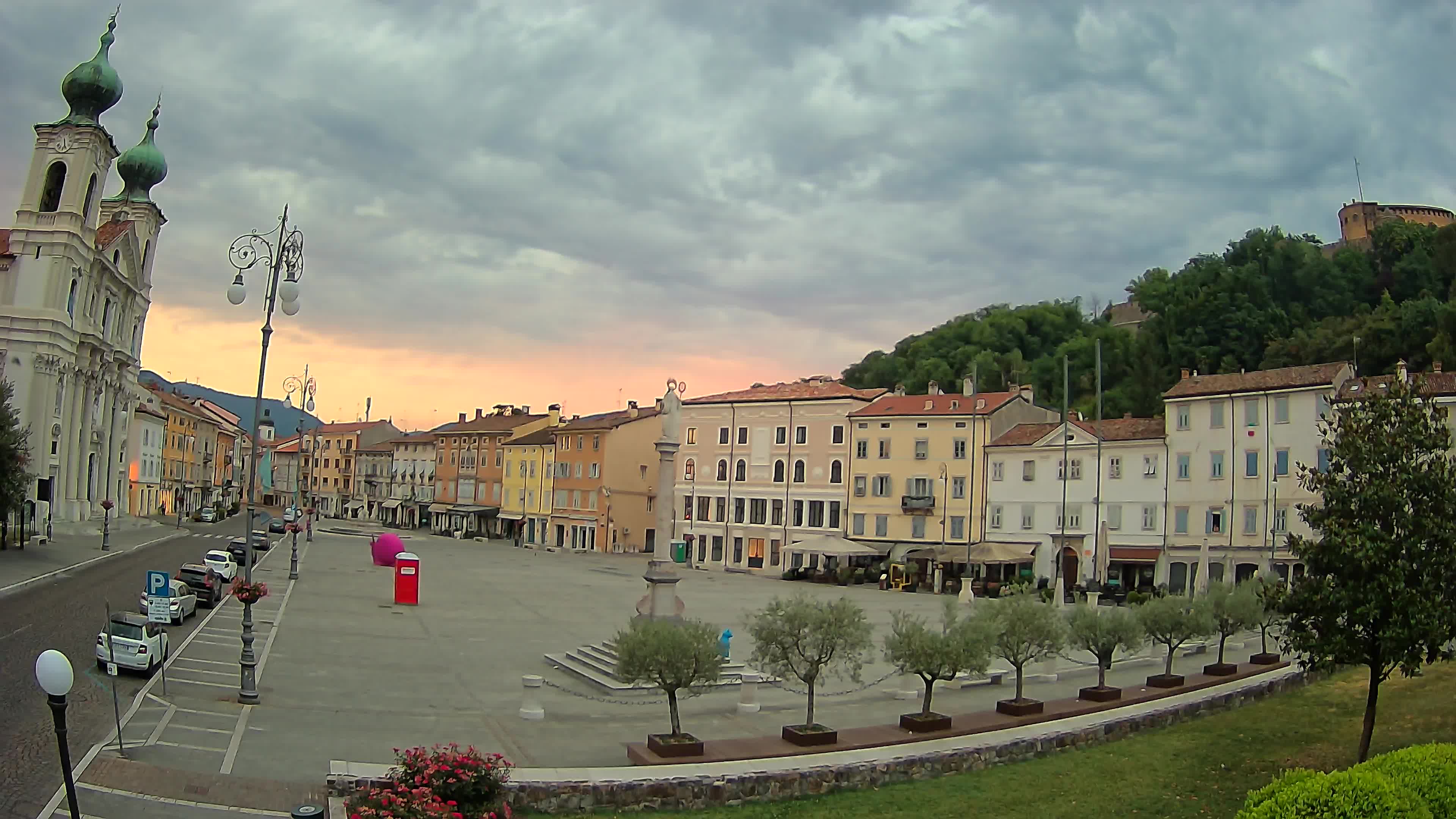 Kamera Gorica Travnik in cerkev sv. Ignacija