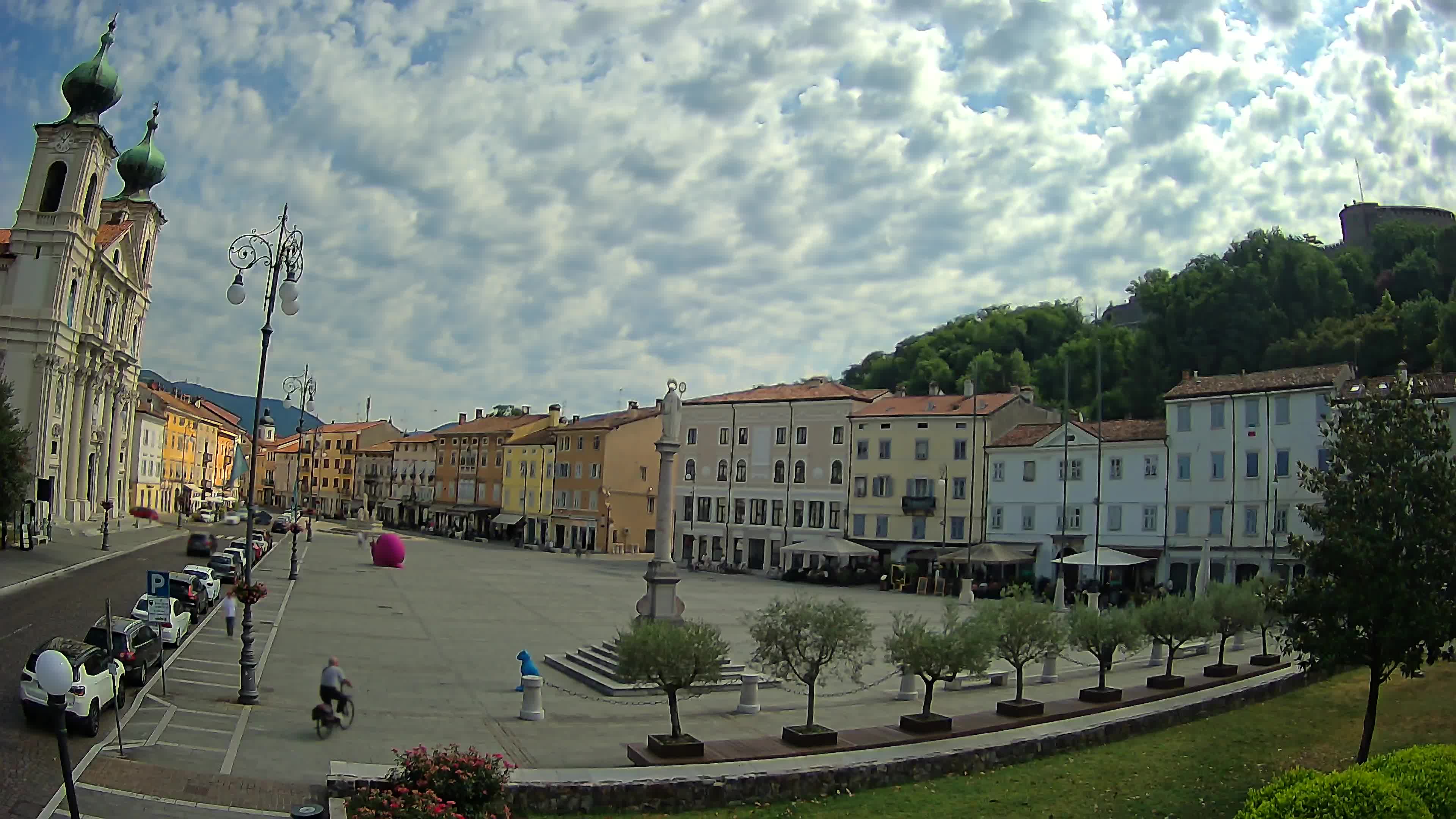 Kamera Gorica Travnik in cerkev sv. Ignacija