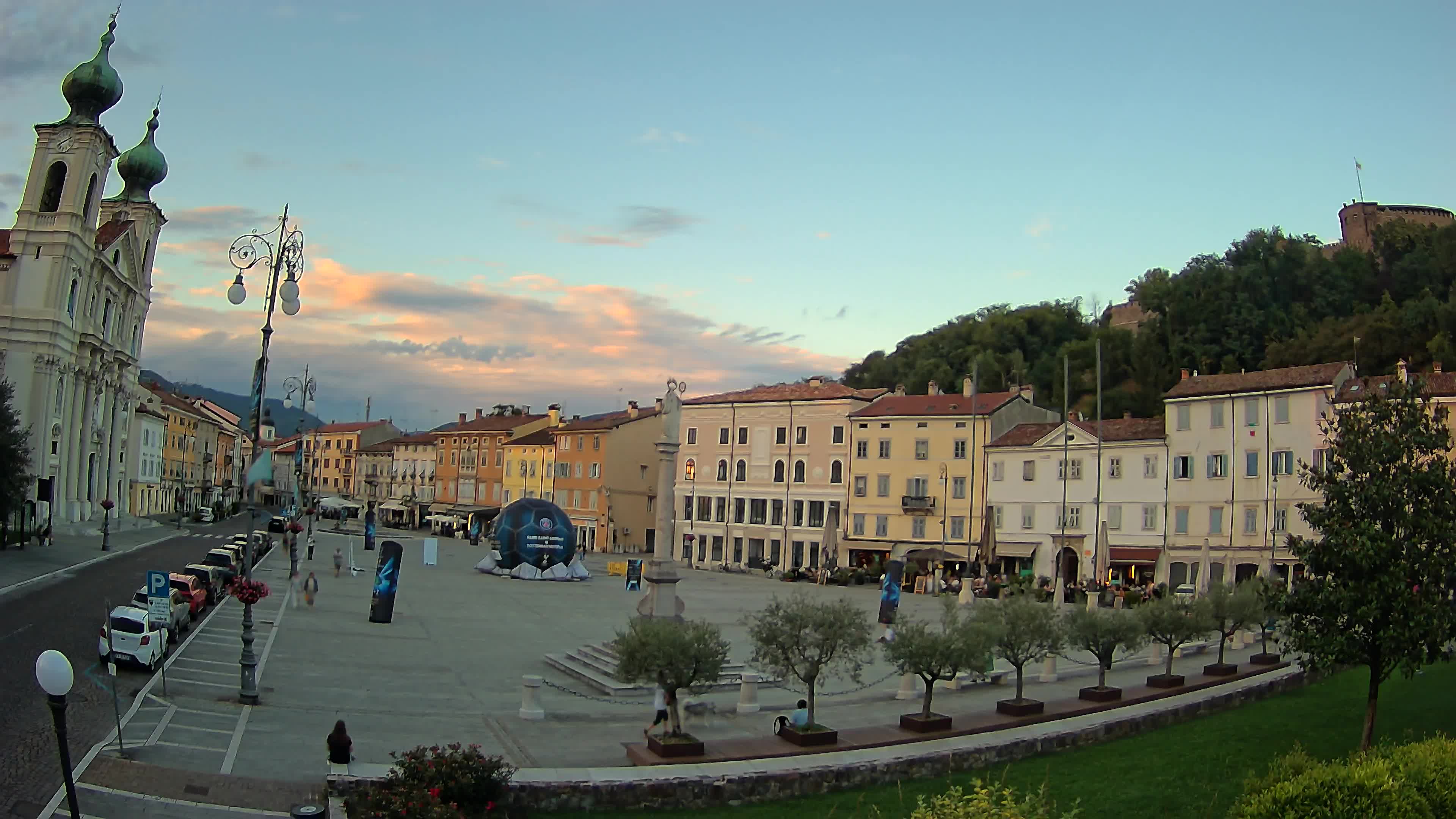 Kamera Gorica Travnik in cerkev sv. Ignacija