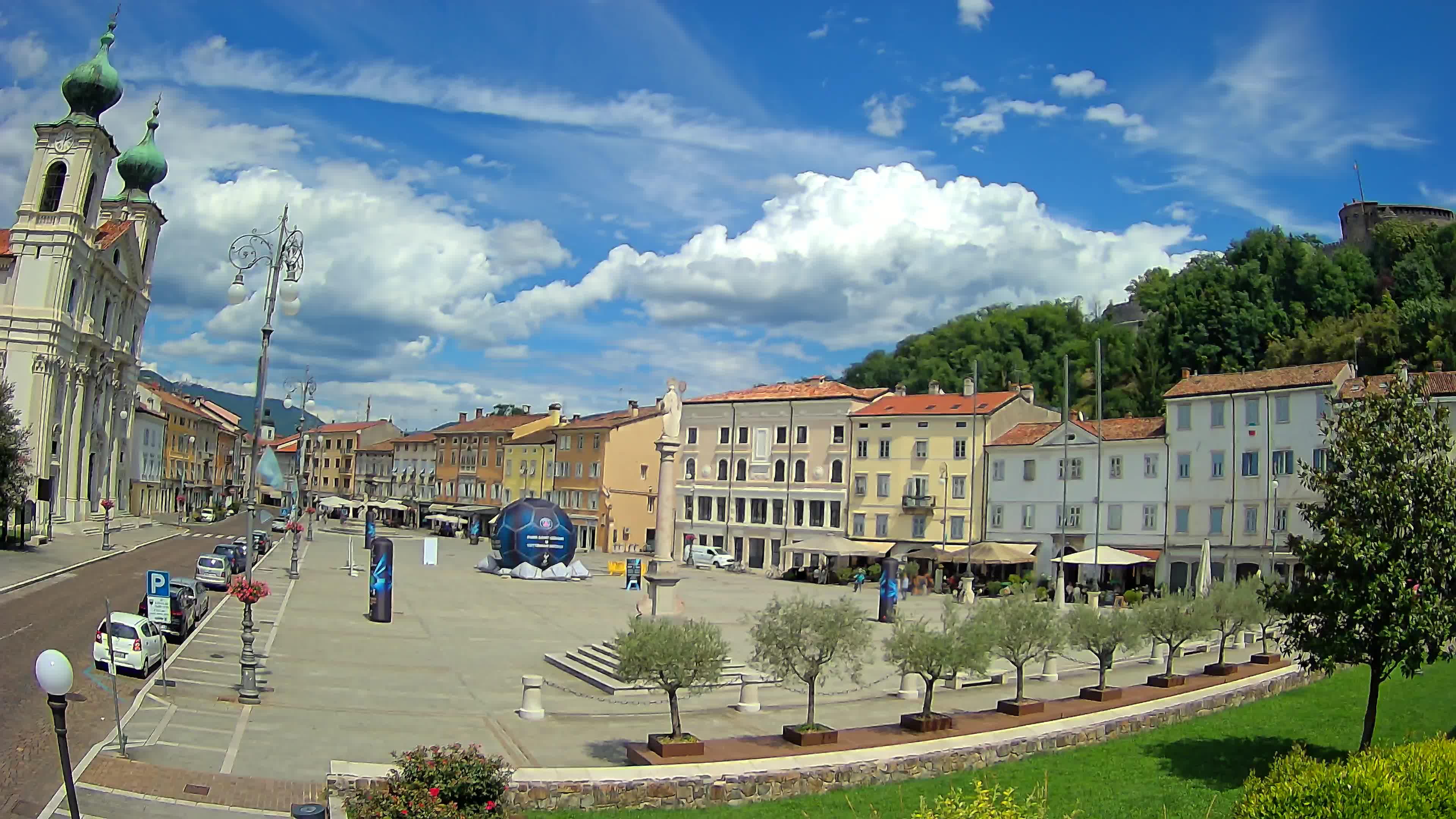 Kamera Gorica Travnik in cerkev sv. Ignacija