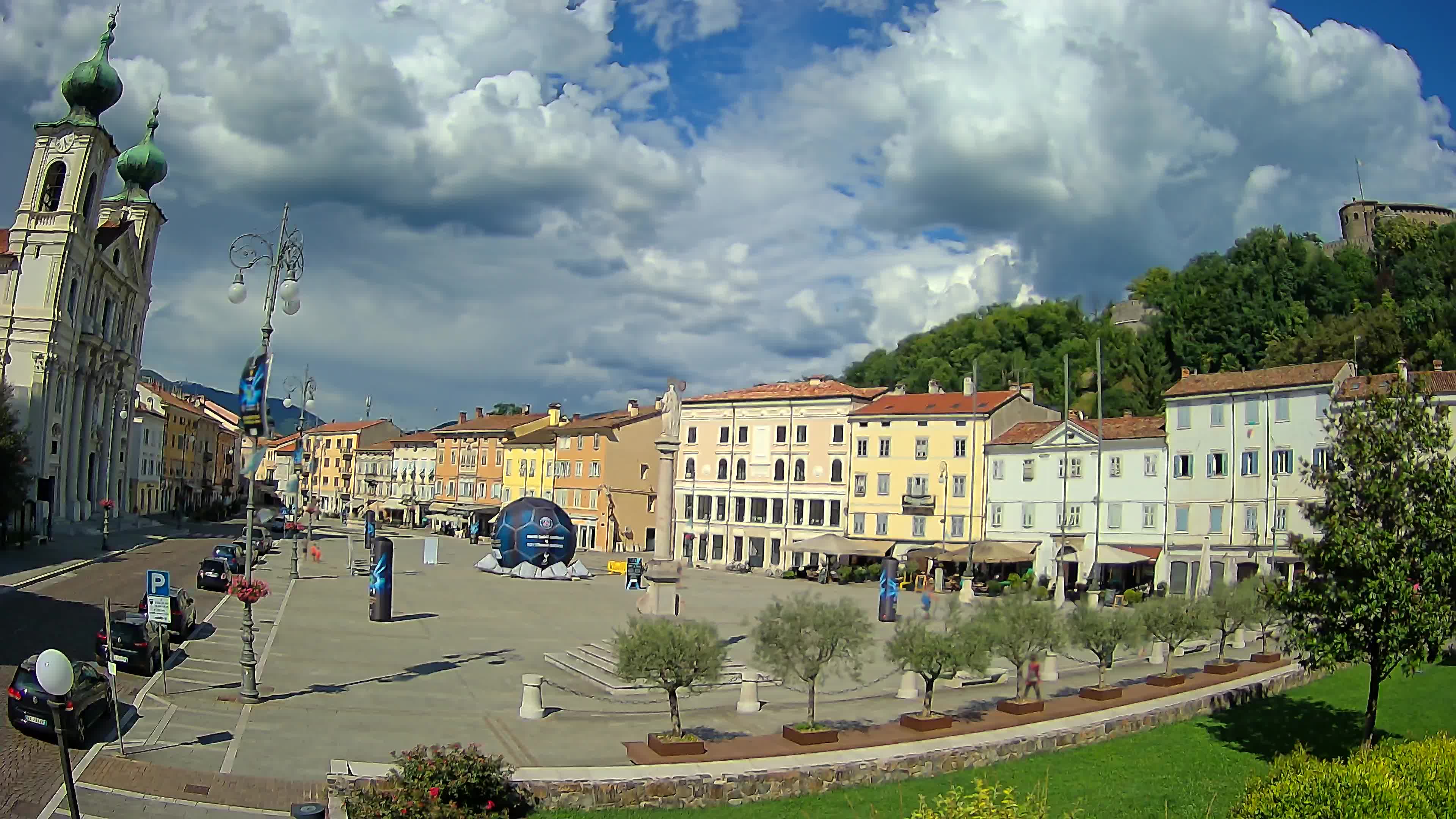 Kamera Gorica Travnik in cerkev sv. Ignacija