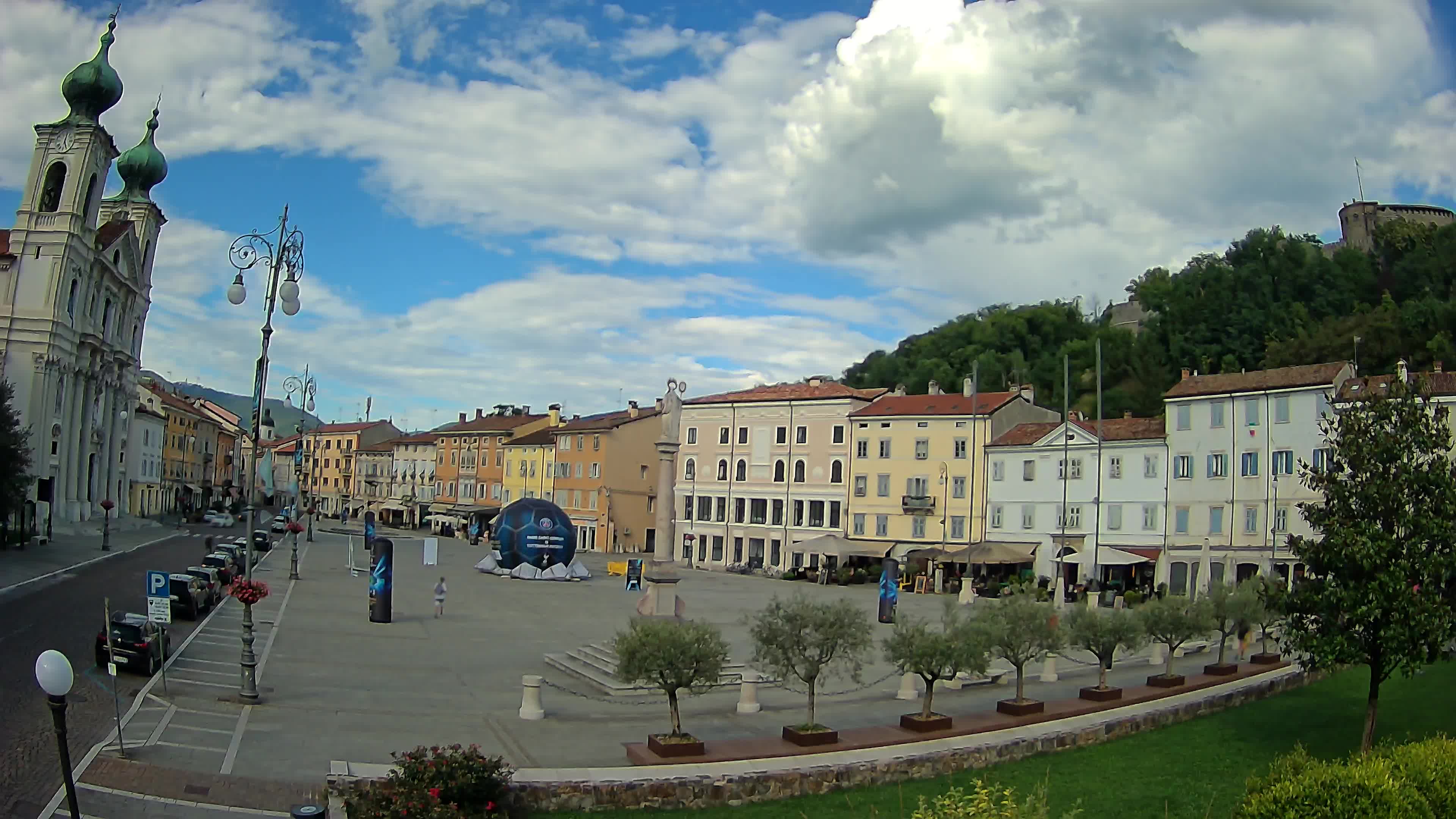Kamera Gorica Travnik in cerkev sv. Ignacija
