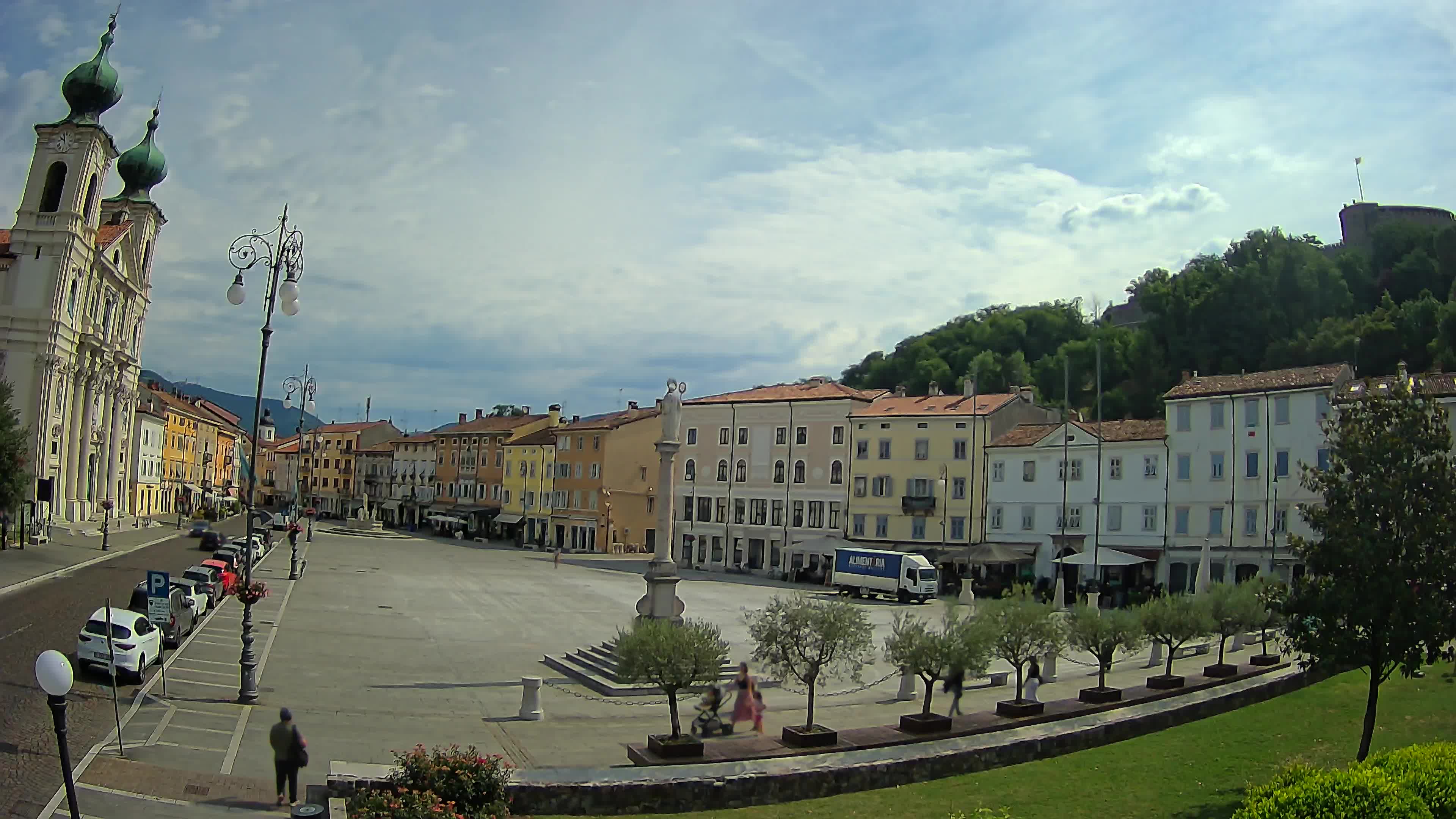 Kamera Gorica Travnik in cerkev sv. Ignacija